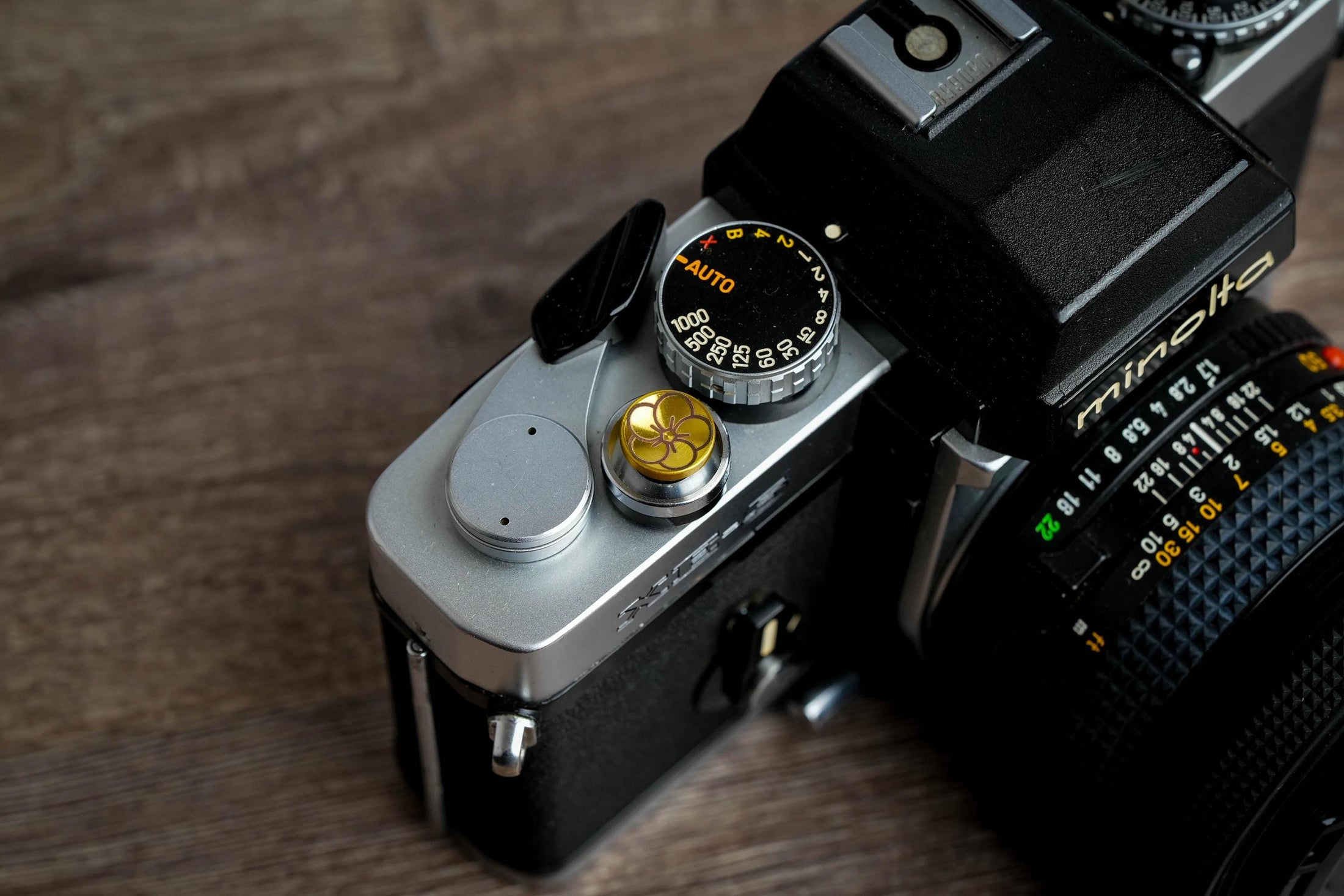 Ontspanknop met bloemgravering: Geef je camera een luxe upgrade met deze messing ontspanknop!