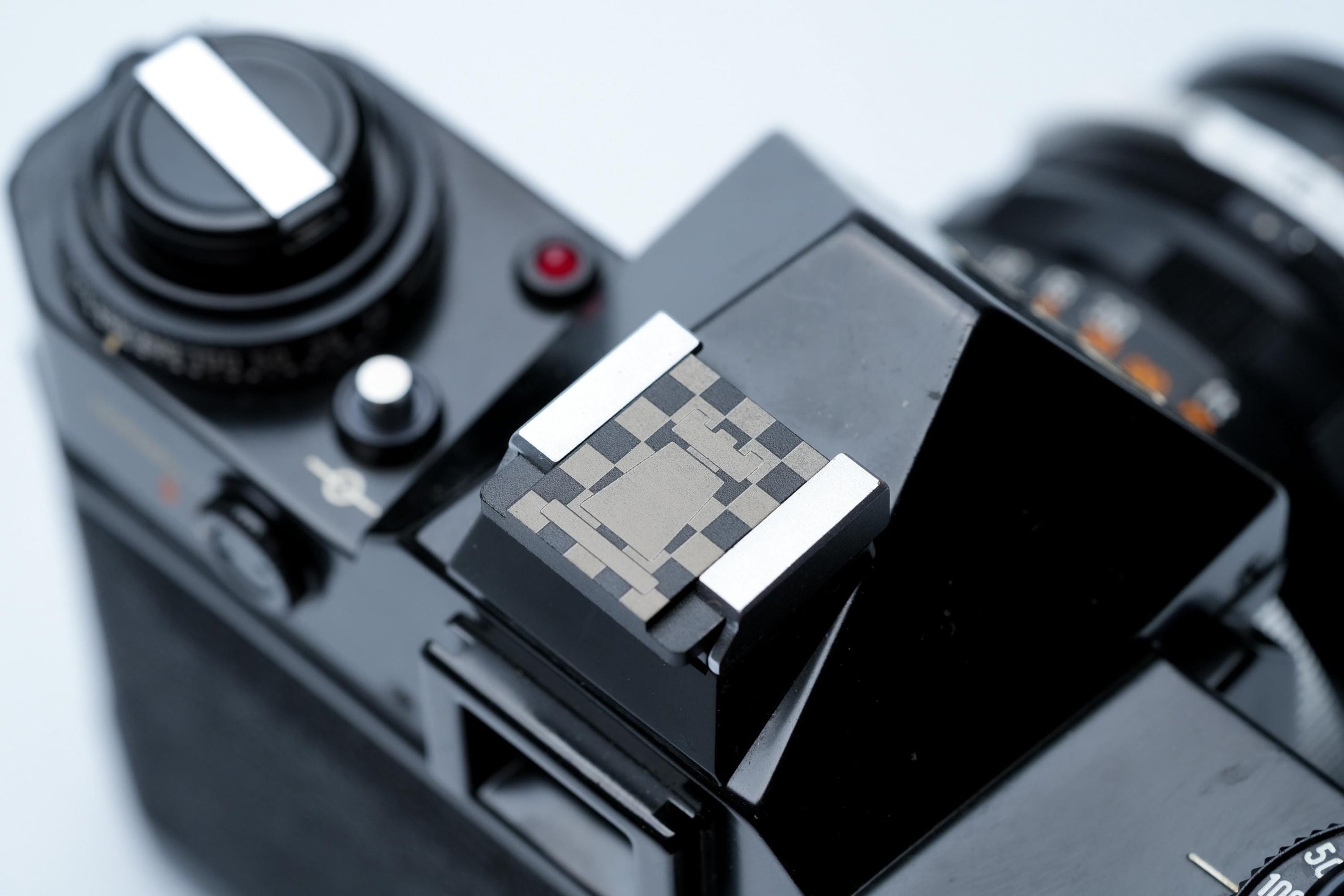 Schaak flitsschoendeksel – Bishop design – gelaserd aluminium – zwart gecoat – schaakbord patroon