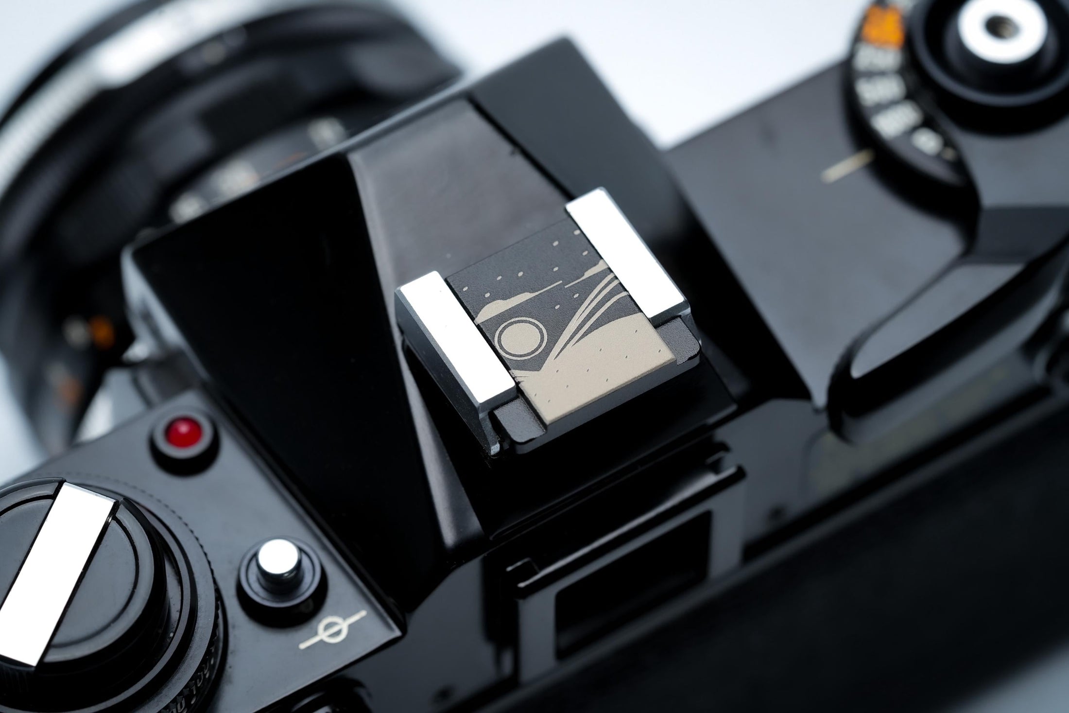 Hotshoe cover maan & woestijnlijn – line-art gravure in zwart aluminium – voor Fujifilm X100VI, Sony, Nikon, Canon en meer by Unseend