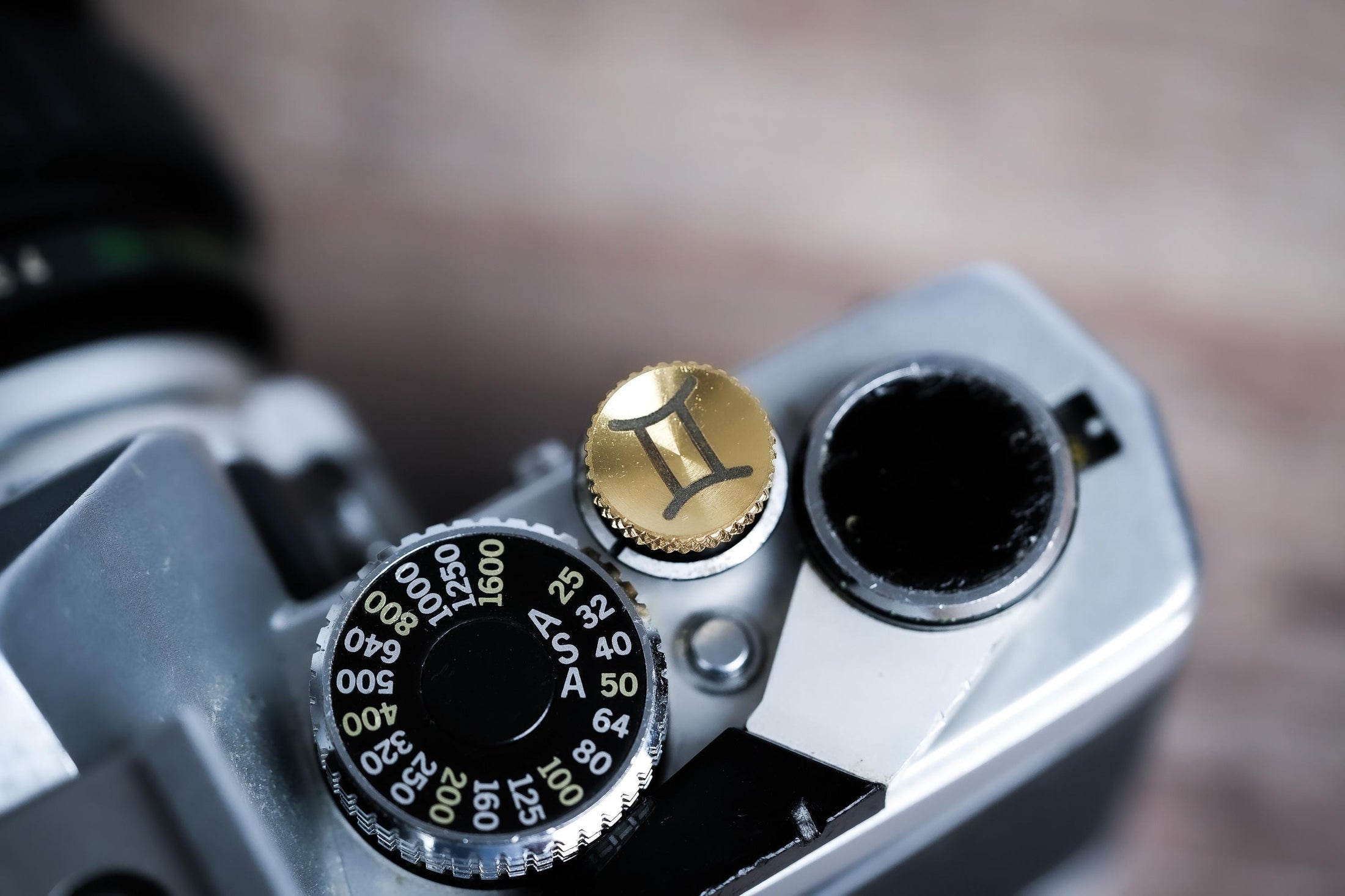 Ontspanknop sterrenbeeld Tweelingen – Gemini symbool – licht messing – gelaserd & handgemaakt