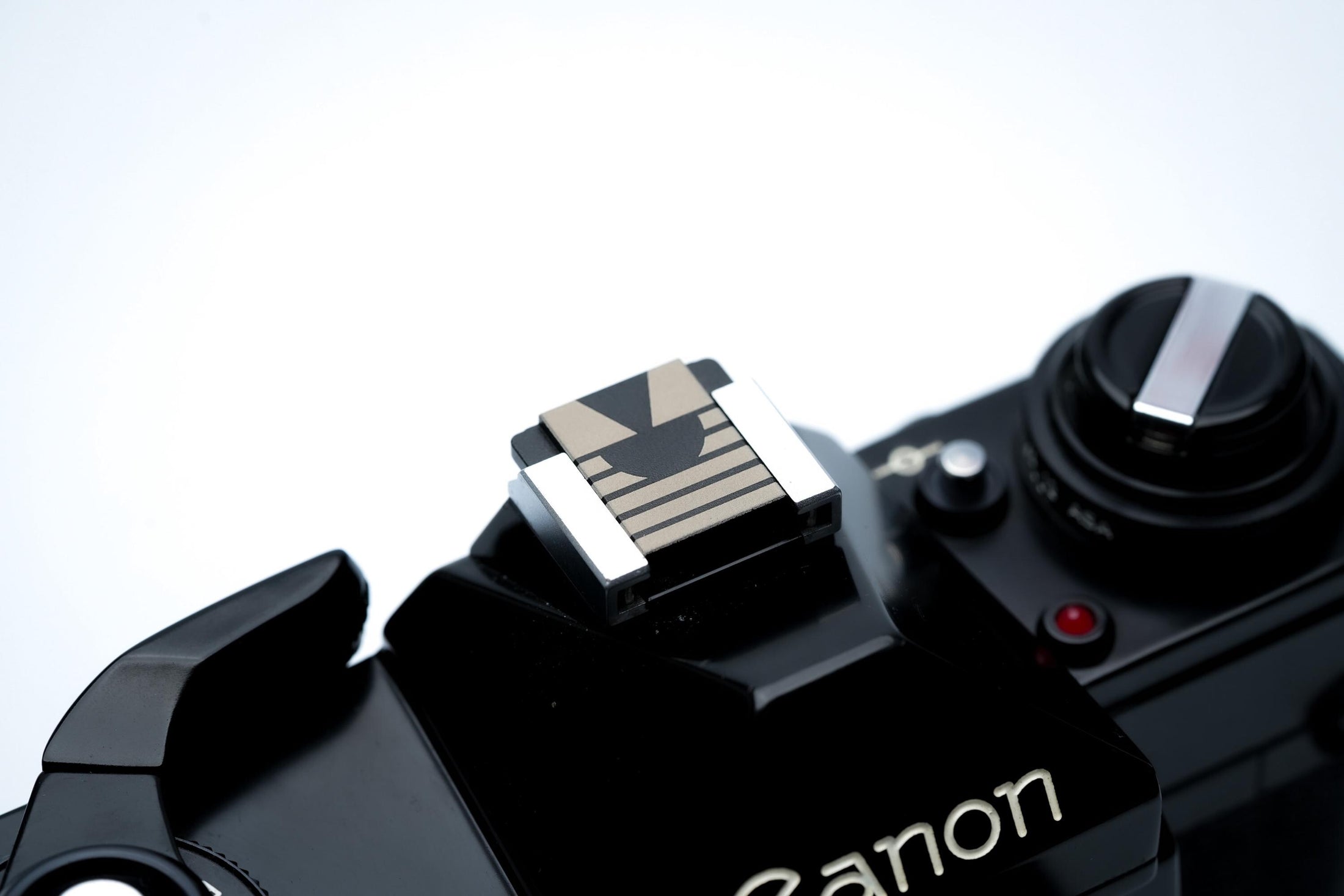 Hotshoe cover Bauhaus zonsondergang – minimalistisch horizon design – zwart aluminium flitsschoen accessoire voor Fujifilm X100VI, Sony