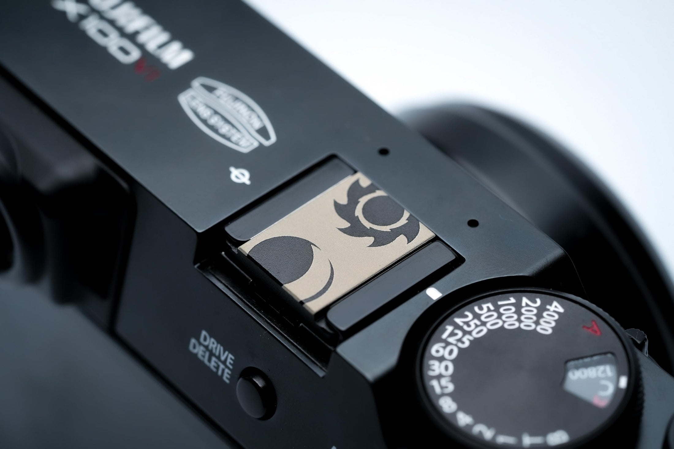 Hotshoe cover zon & maan – zwart aluminium flitsschoen accessoire met dualiteitssymbool – voor Fujifilm X100VI, Sony, Canon, Nikon, Olympus