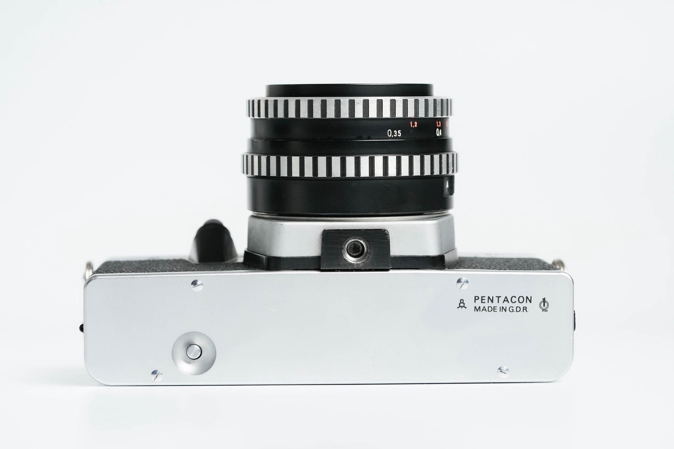 Praktica L + Carl Zeiss Jena 50mm f/2.8 + Gratis 35mm film – Klassieke DDR SLR