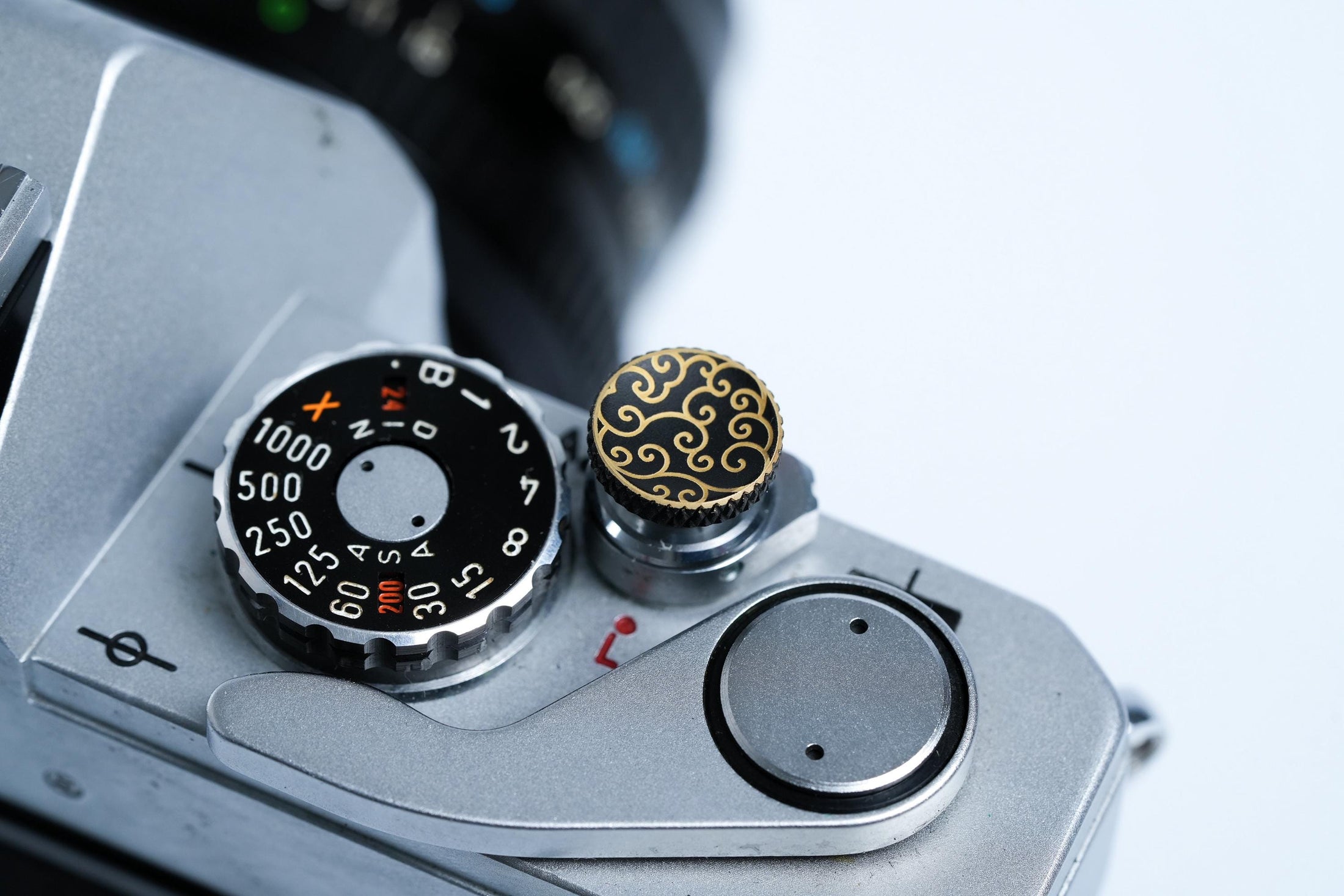 Messing ontspanknop met Japans wolkenmotief – zwart gegraveerd voor analoge en Fujifilm camera’s