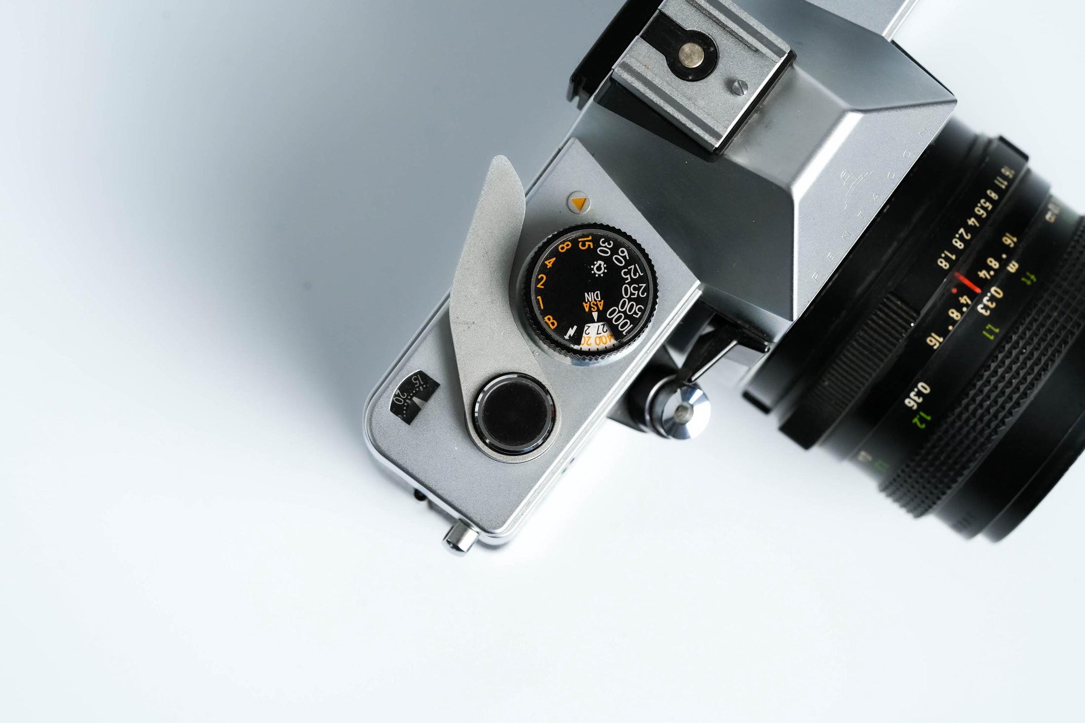 Praktica LTL + Pentacon 50mm f/1.8 + gratis 35mm film – Mechanische vintage SLR