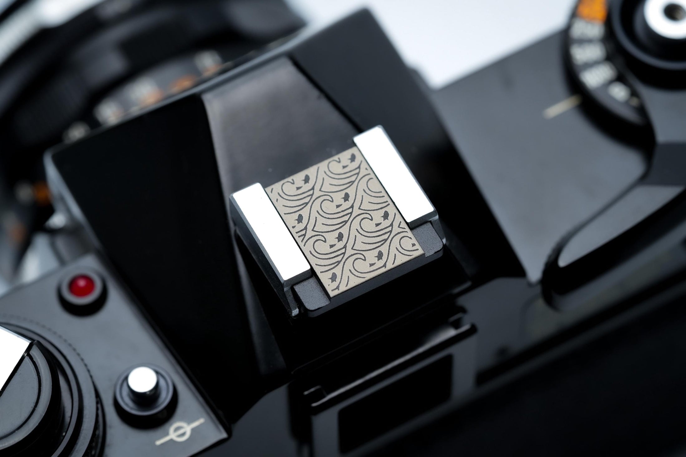 Hotshoe cover golven en vissen – oceaanpatroon in zwart aluminium – voor Fujifilm X100VI, Sony, Canon & analoge camera’s by Unseend