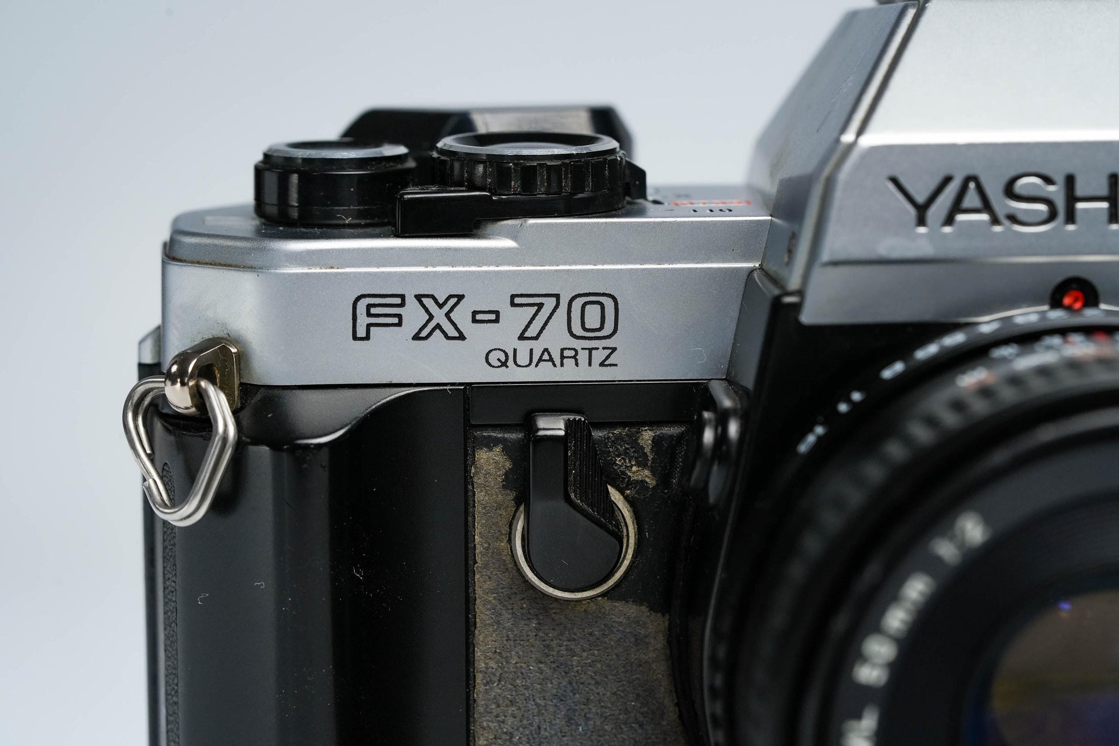 Yashica FX-70 Quartz + Yashica 50mm f/2 + Gratis Kodak Gold – Vintage 35mm SLR | Volledig werkend