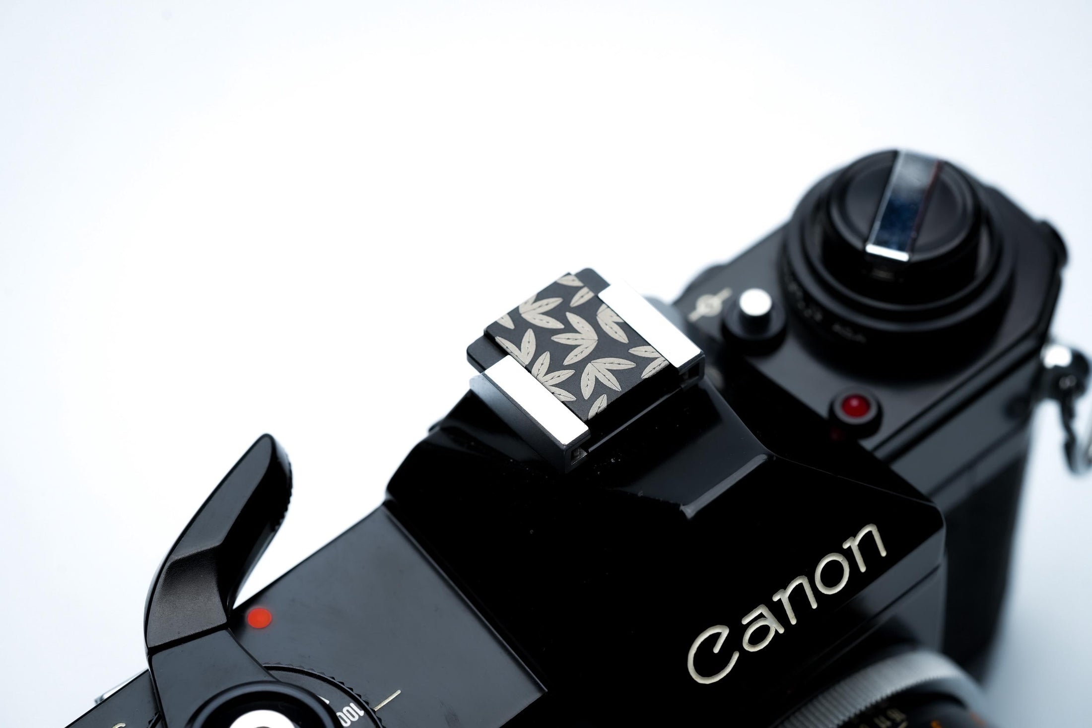 Lasergegraveerde bladeren hotshoe cover – zwart aluminium sierkap voor Fujifilm X100VI, Minolta & andere camera’s