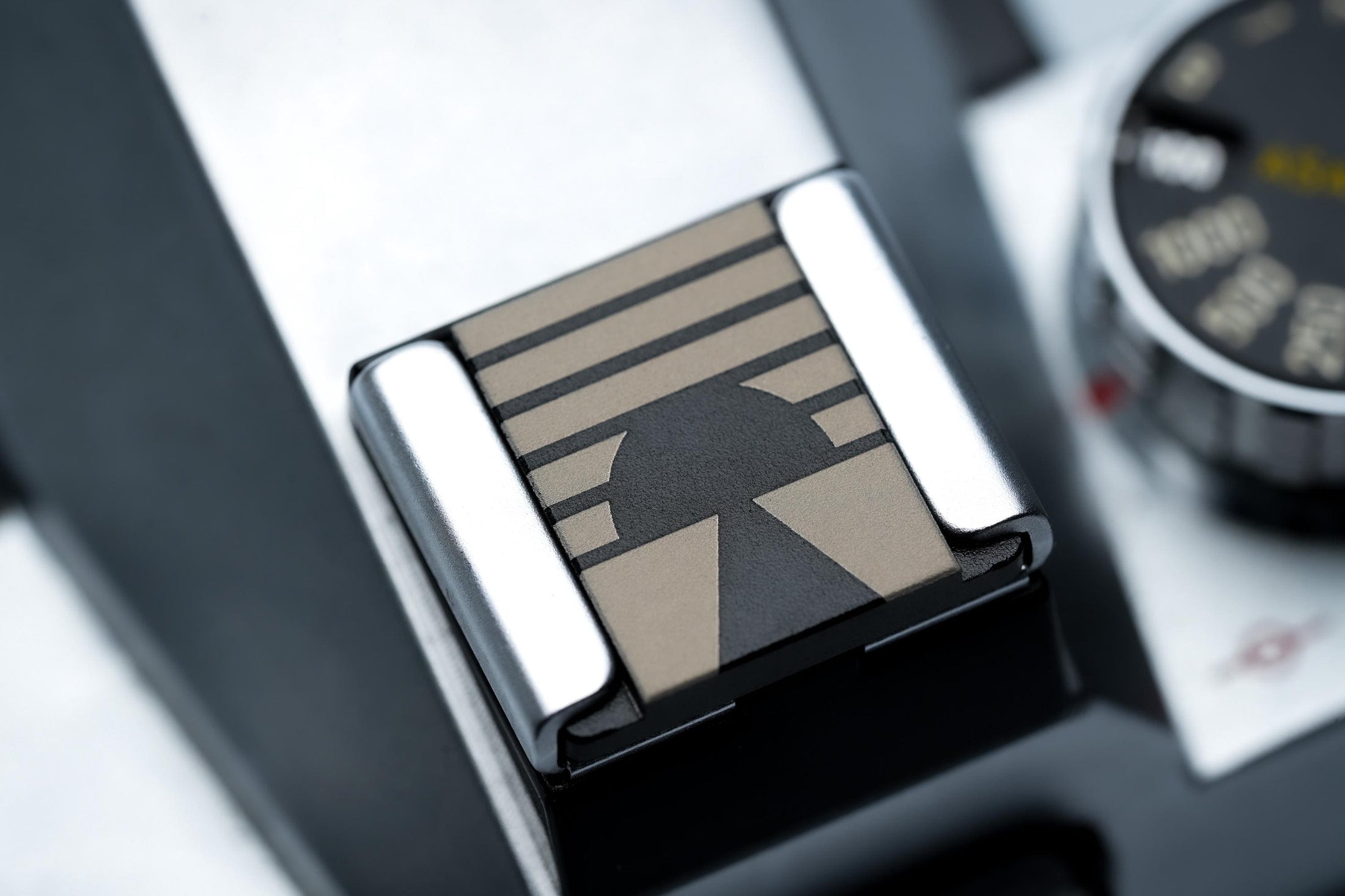 Hotshoe cover Bauhaus zonsondergang – minimalistisch horizon design – zwart aluminium flitsschoen accessoire voor Fujifilm X100VI, Sony