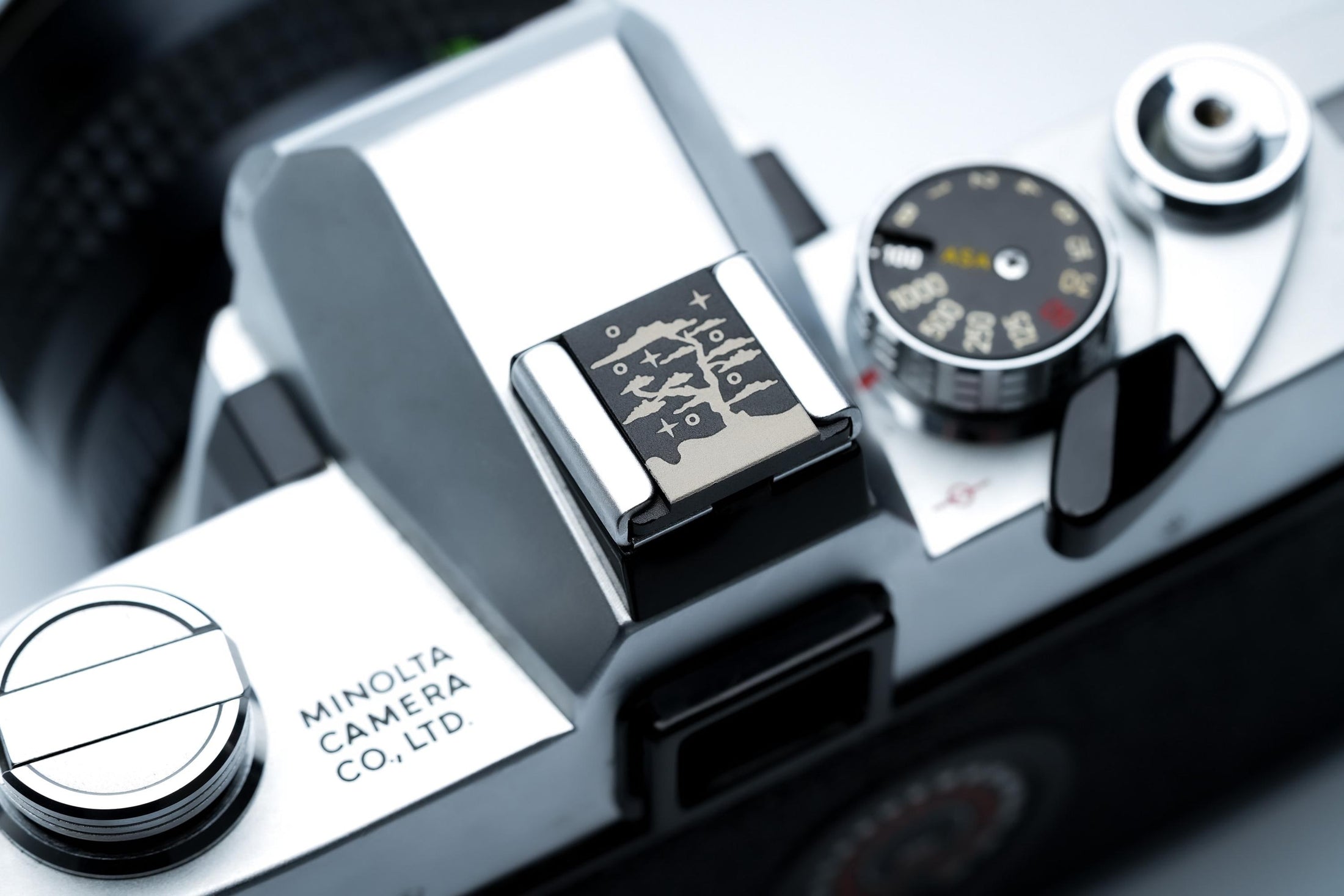 Hotshoe cover Hokusai boom nacht – gegraveerd aluminium – voor Fujifilm X100VI, Sony & meer by Unseend