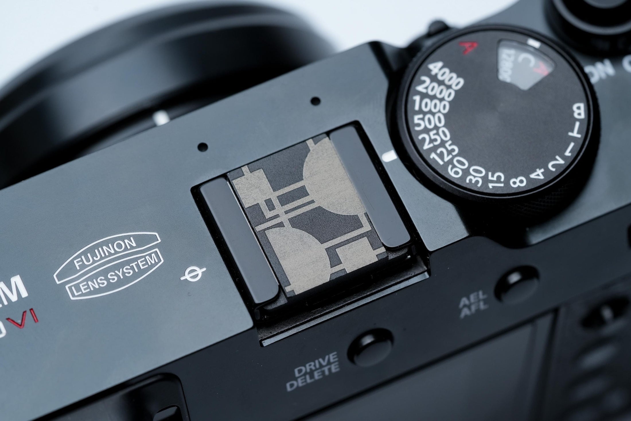 Bauhaus flitsschoendeksel – gelaserd aluminium – zwart gecoat – abstract blokkenpatroon