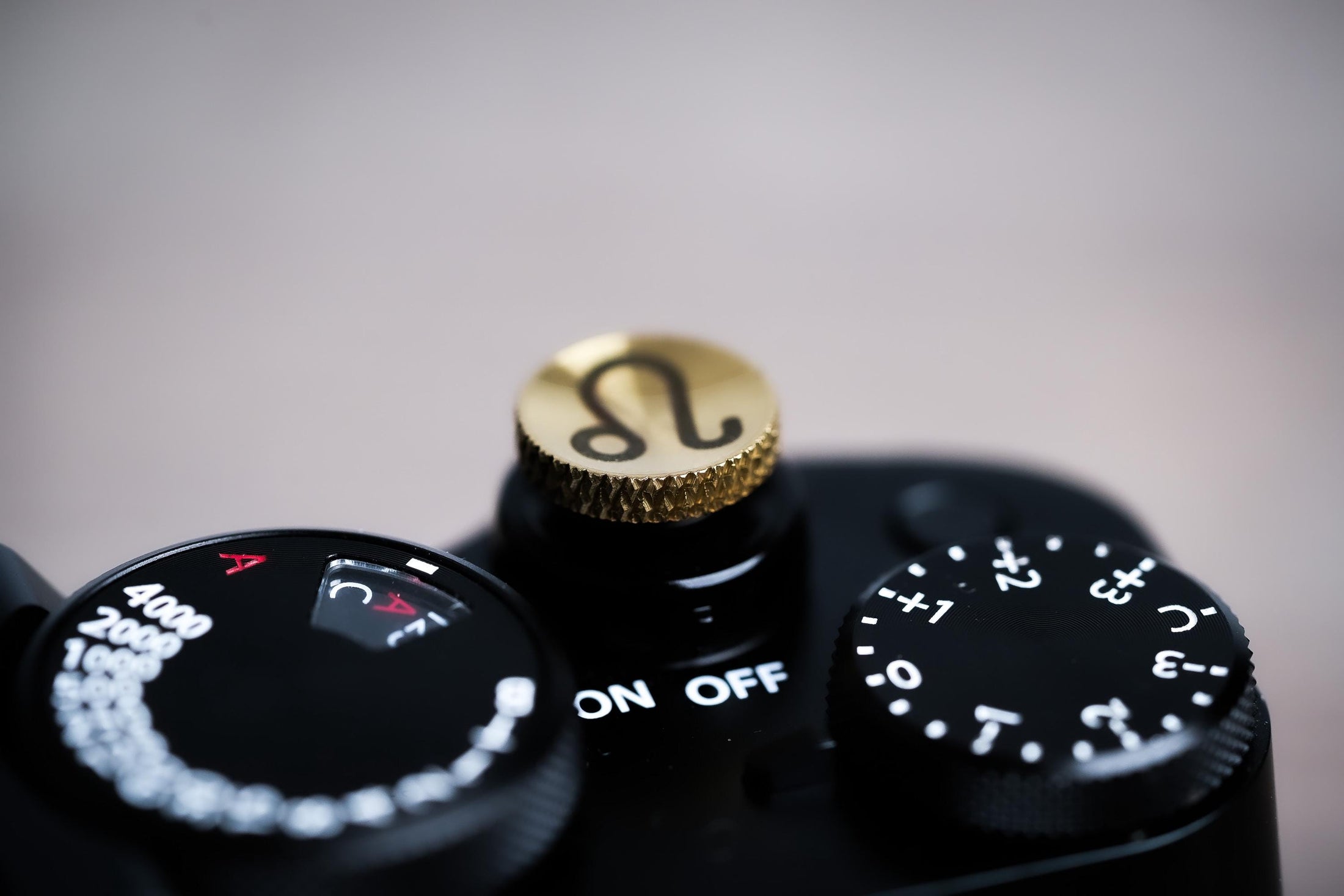 Ontspanknop sterrenbeeld Leeuw – Leo symbool – licht messing – gelaserd & handgemaakt