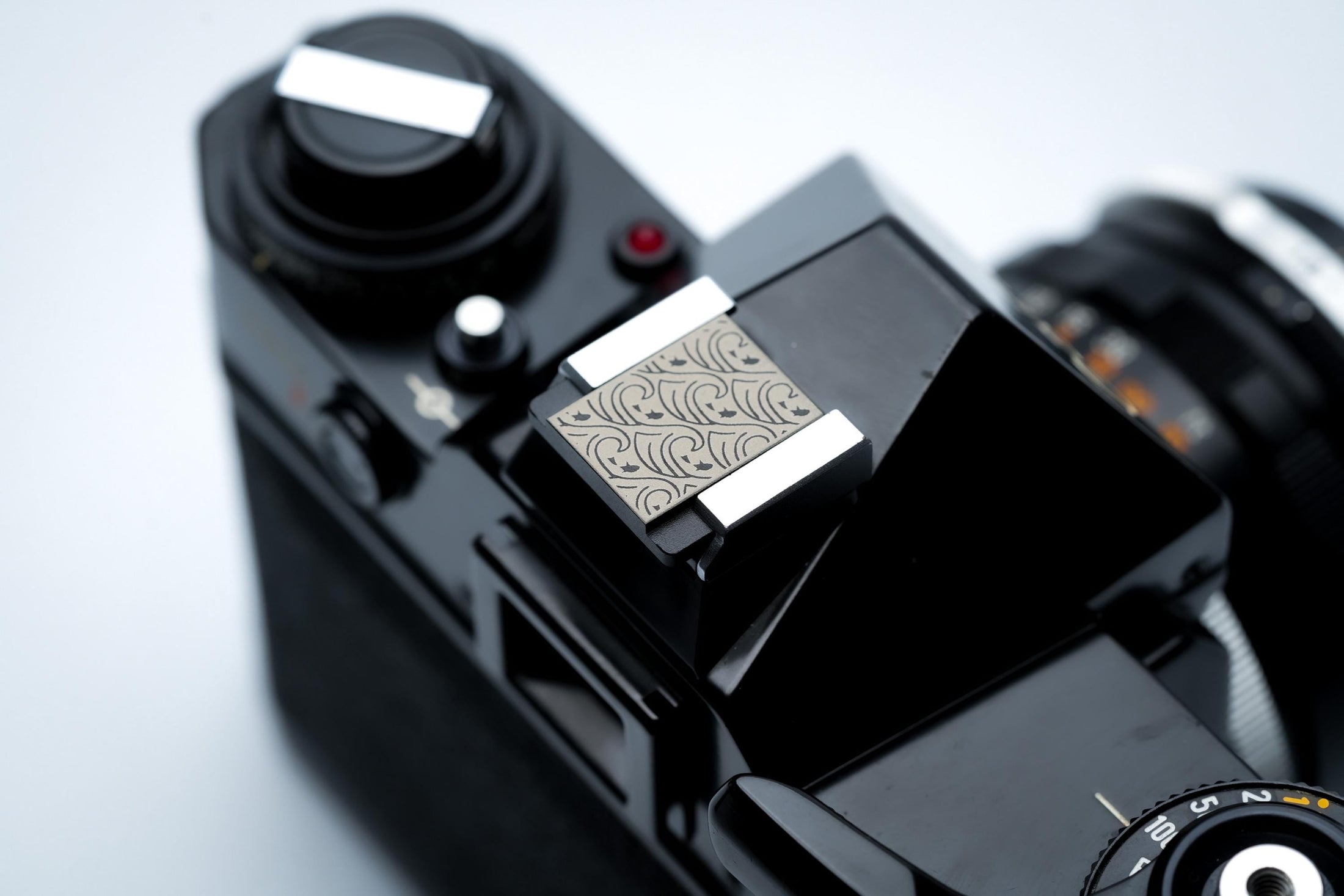 Hotshoe cover golven en vissen – oceaanpatroon in zwart aluminium – voor Fujifilm X100VI, Sony, Canon & analoge camera’s by Unseend