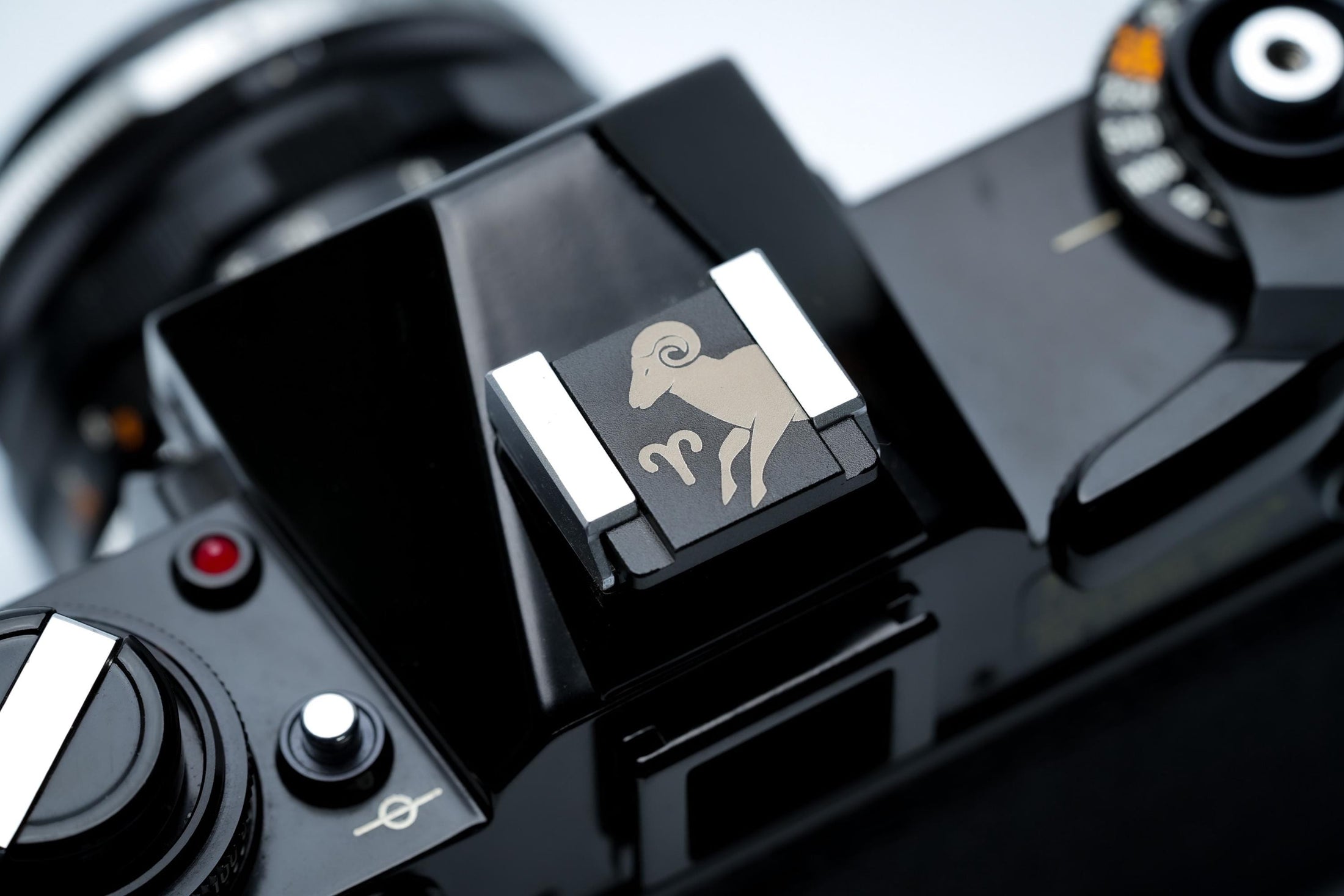 Hotshoe cover Ram sterrenbeeld – Aries symbool & gegraveerde ram – zwart aluminium flitsschoen cover voor Fujifilm X100VI, Sony, Canon