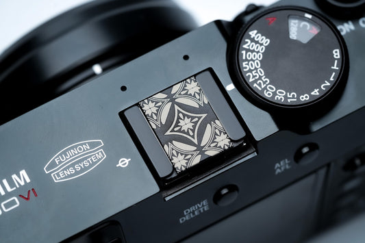 Camera hotshoe sierkap geometrisch patroon – zwart aluminium cover – voor Fujifilm X100VI, Minolta en meer by Unseend