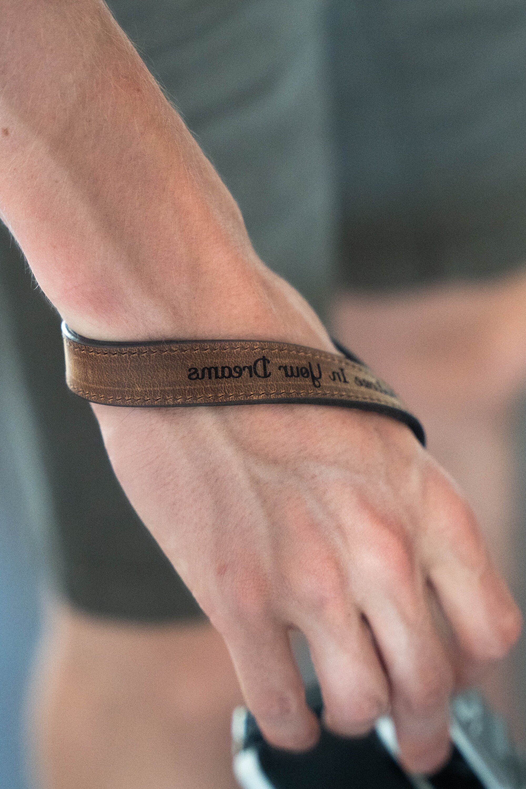 Gepersonaliseerde leren camera polsband - perfect voor veiligheid en stijlvolle fotografie