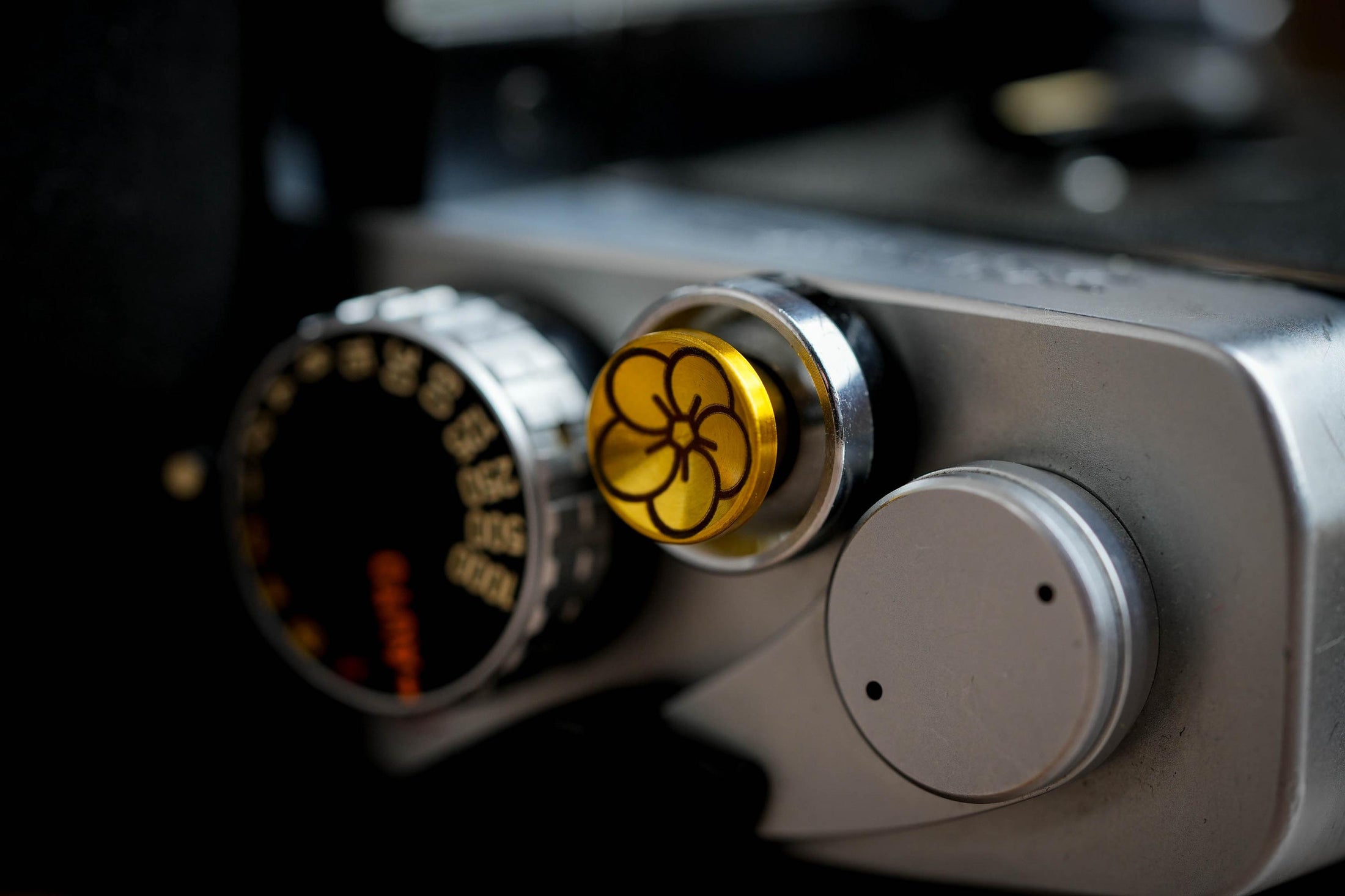 Ontspanknop met bloemgravering: Geef je camera een luxe upgrade met deze messing ontspanknop!