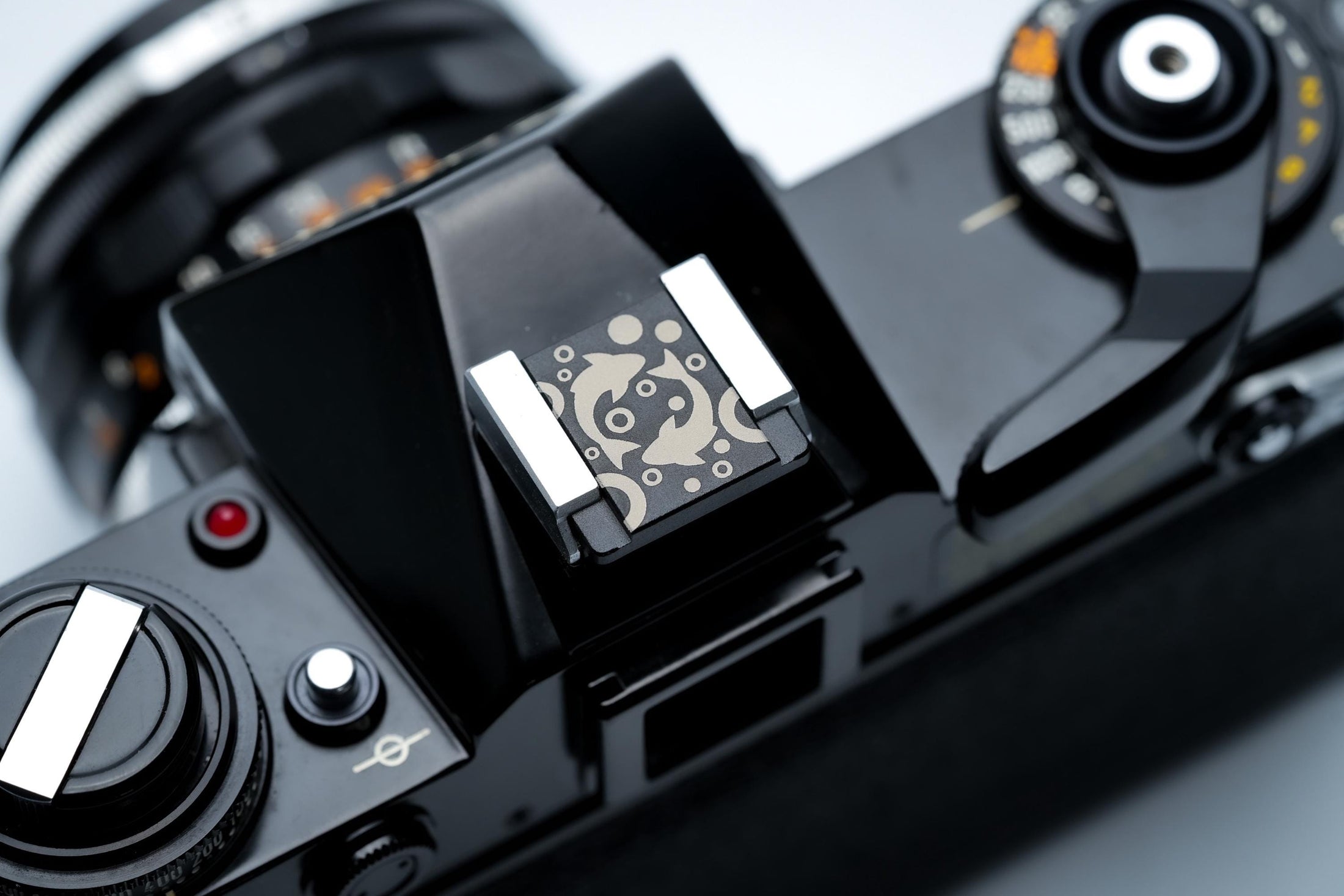 Hotshoe cover Vissen sterrenbeeld – Pisces symbool in zwart aluminium – horoscoopaccessoire voor Fujifilm X100VI, Sony, Canon by Unseend