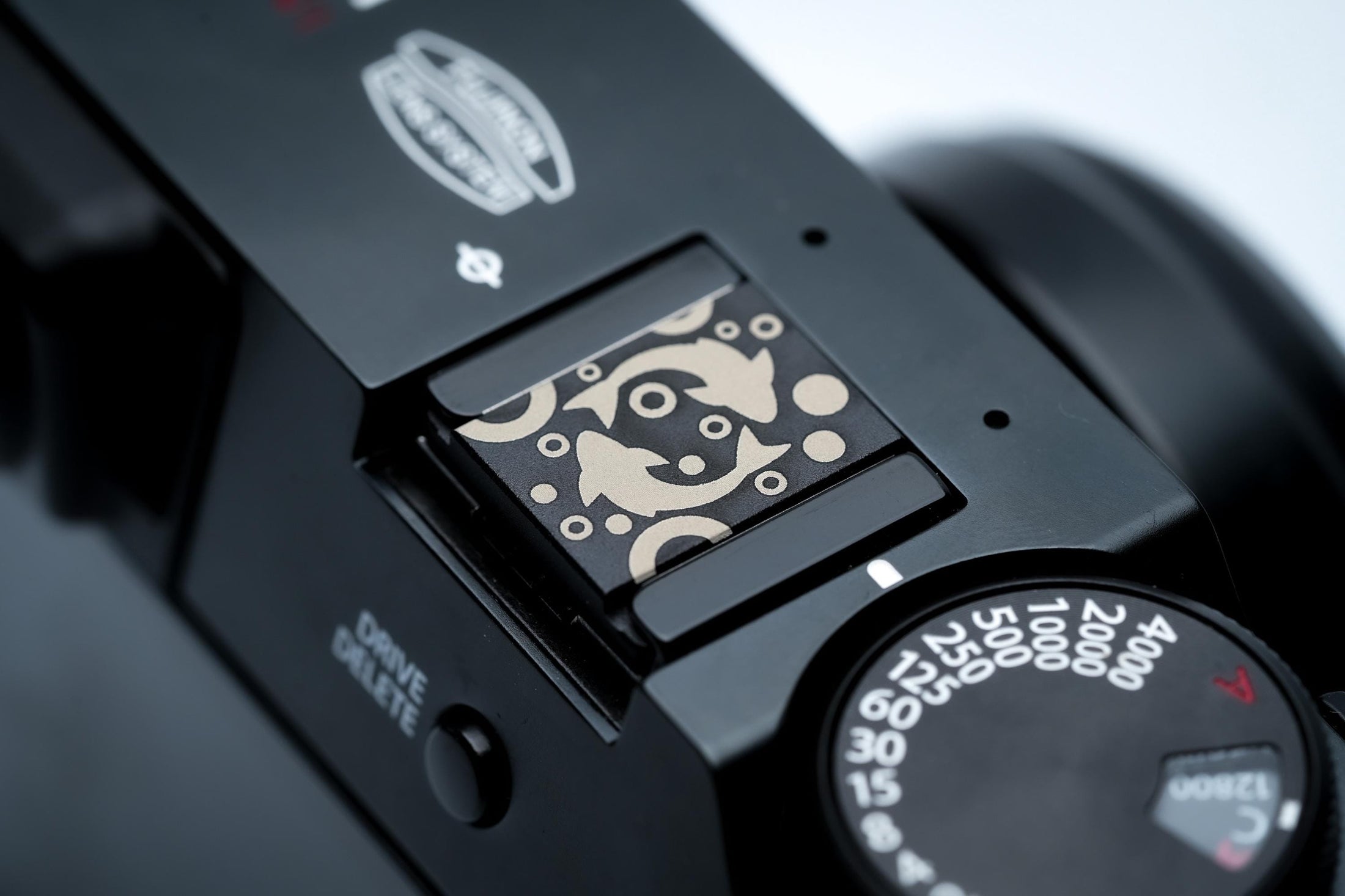 Hotshoe cover Vissen sterrenbeeld – Pisces symbool in zwart aluminium – horoscoopaccessoire voor Fujifilm X100VI, Sony, Canon by Unseend