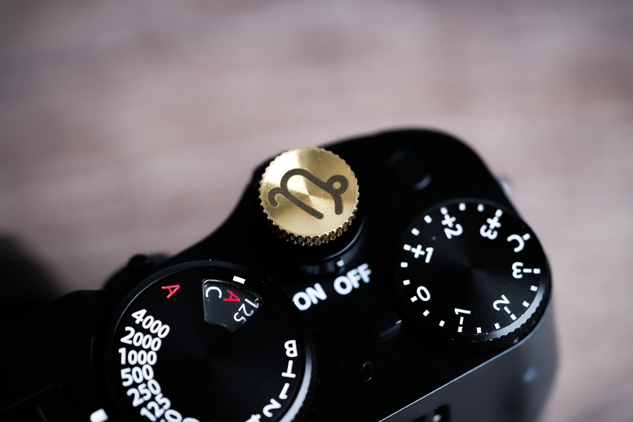 Ontspanknop sterrenbeeld Steenbok – Capricorn symbool – messing camera knop – gelaserd & handgemaakt