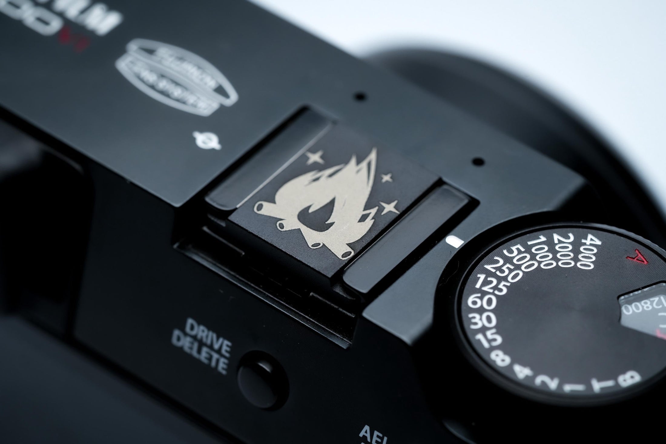 Hotshoe cover kampvuur gravure – lasergegraveerd zwart aluminium – camera accessoire voor Fujifilm X100VI, Sony, Canon