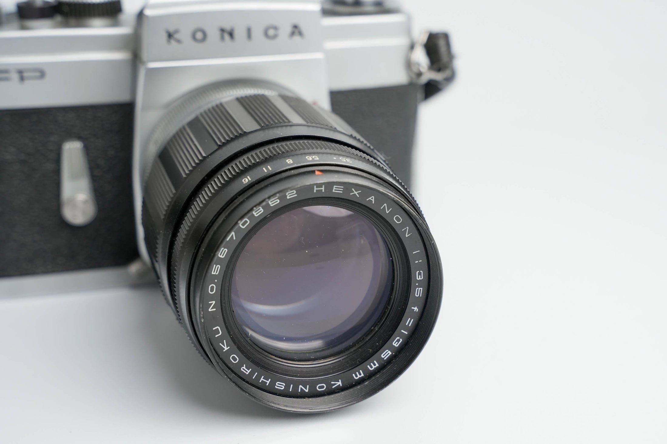 Konica FP – Klassieke 35mm SLR met Hexanon 135mm f/3.5 Lens – Getest en Werkend