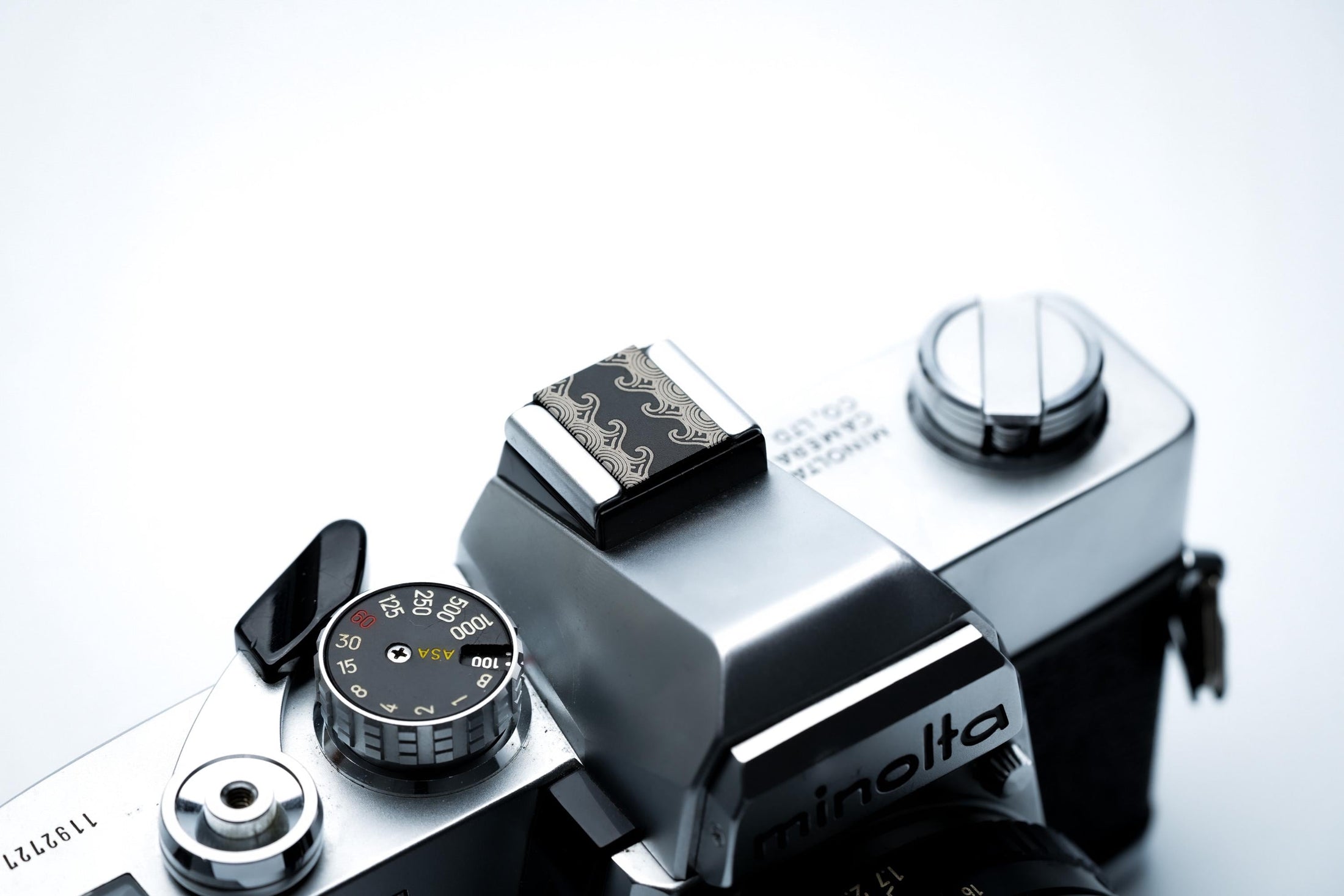 Hotshoe cover Hawaïaanse golven – Japans geïnspireerd golfpatroon gegraveerd in zwart aluminium – flitsschoen sierkap voor Fujifilm X100VI