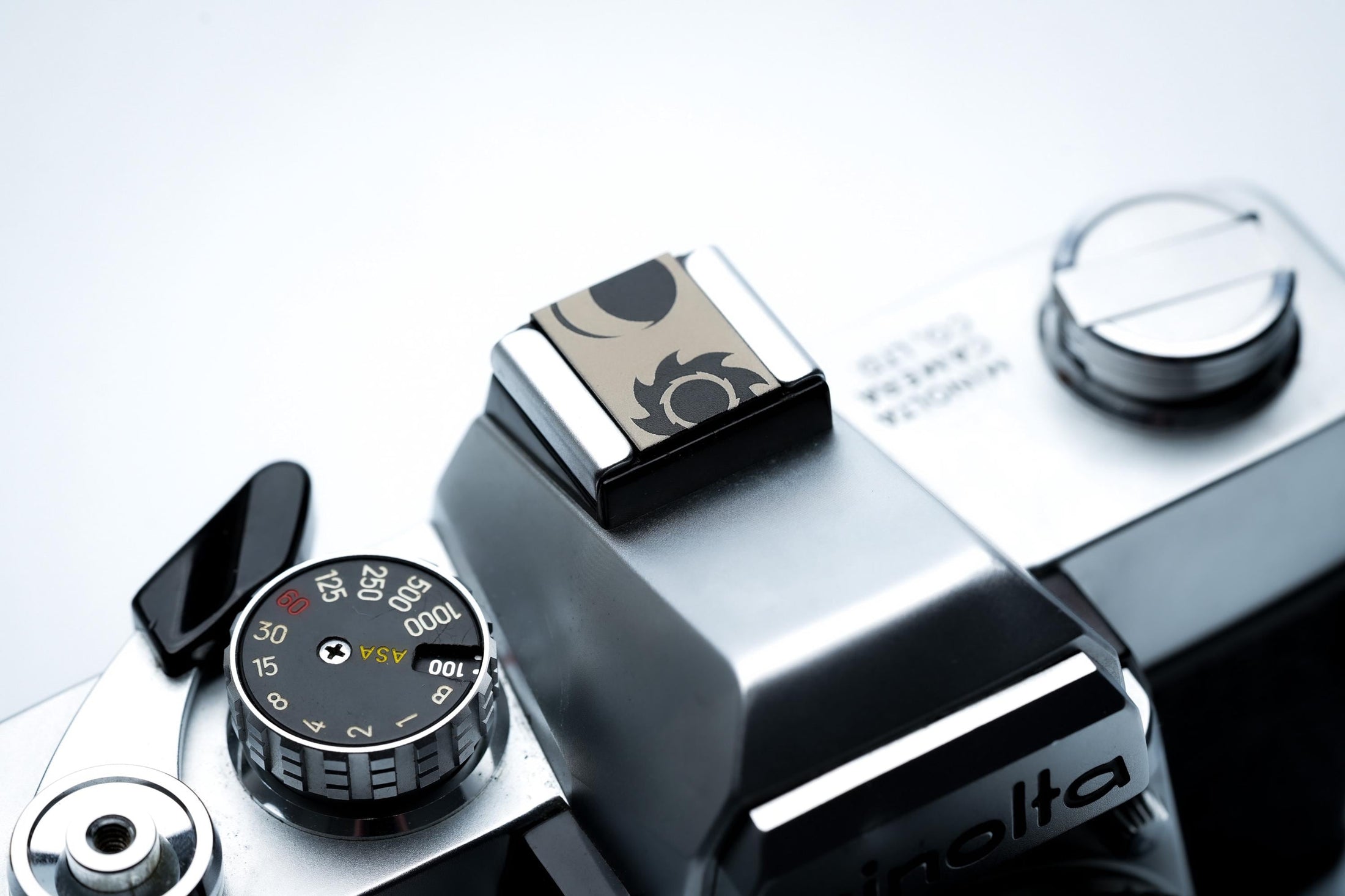 Hotshoe cover zon & maan – zwart aluminium flitsschoen accessoire met dualiteitssymbool – voor Fujifilm X100VI, Sony, Canon, Nikon, Olympus