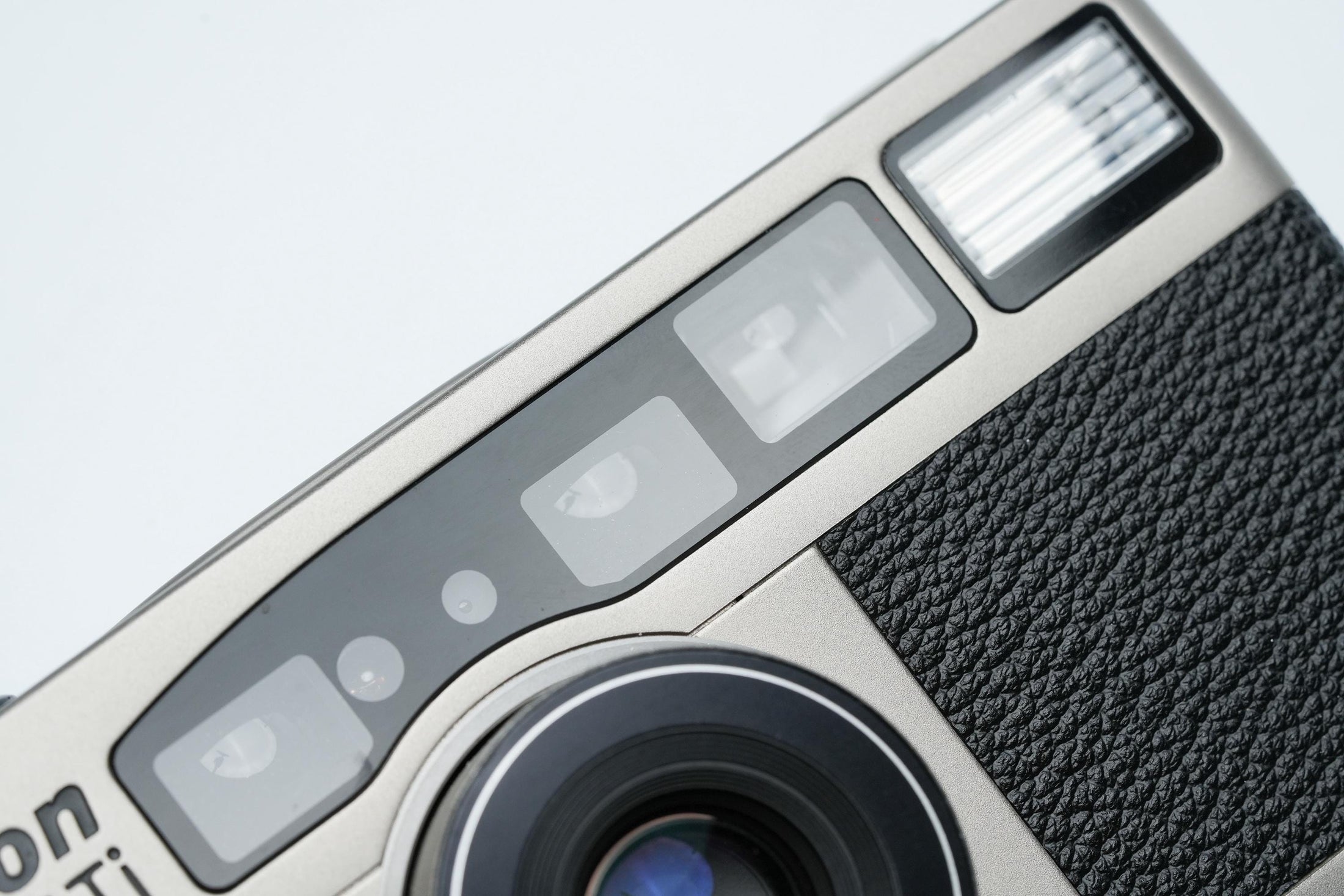 Nikon 35Ti – premium point-and-shoot camera – 1993 – titanium behuizing