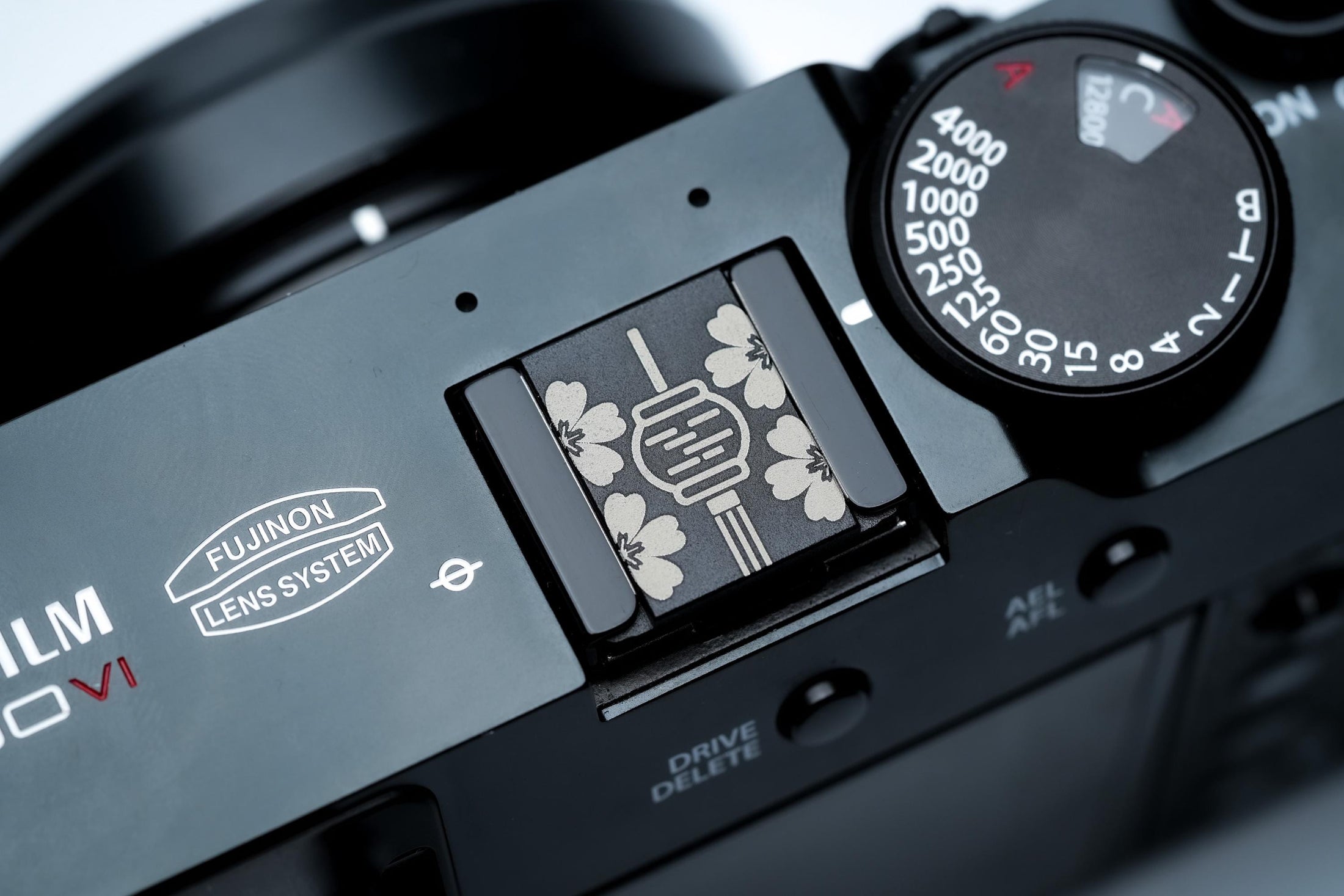 Hotshoe cover Chinese lantaarn – zwart aluminium – voor Fujifilm X100VI & analoge camera’s