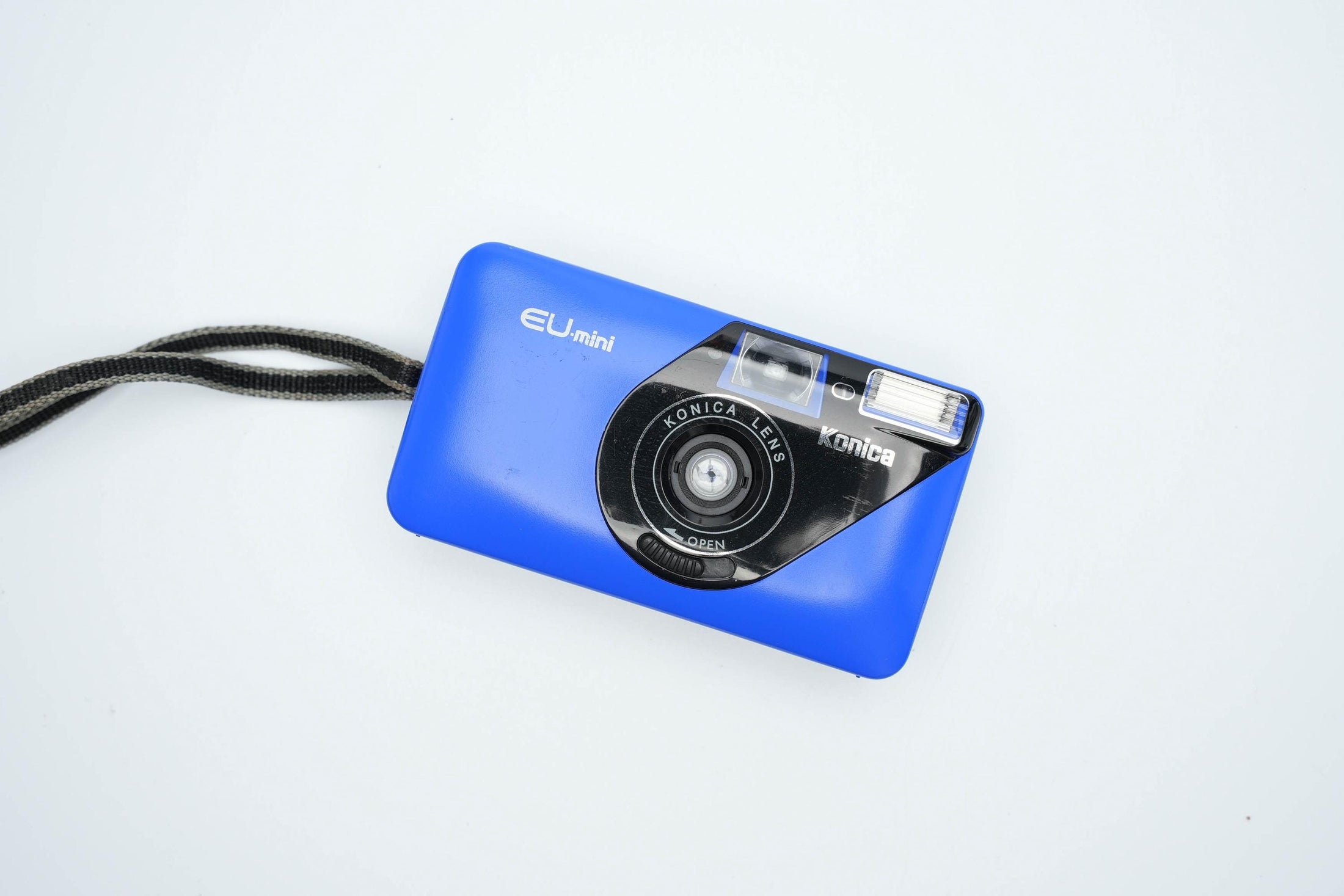 Konica EU-mini Point-and-Shoot Camera in Iconisch Blauw – Compact en Vintage Cool