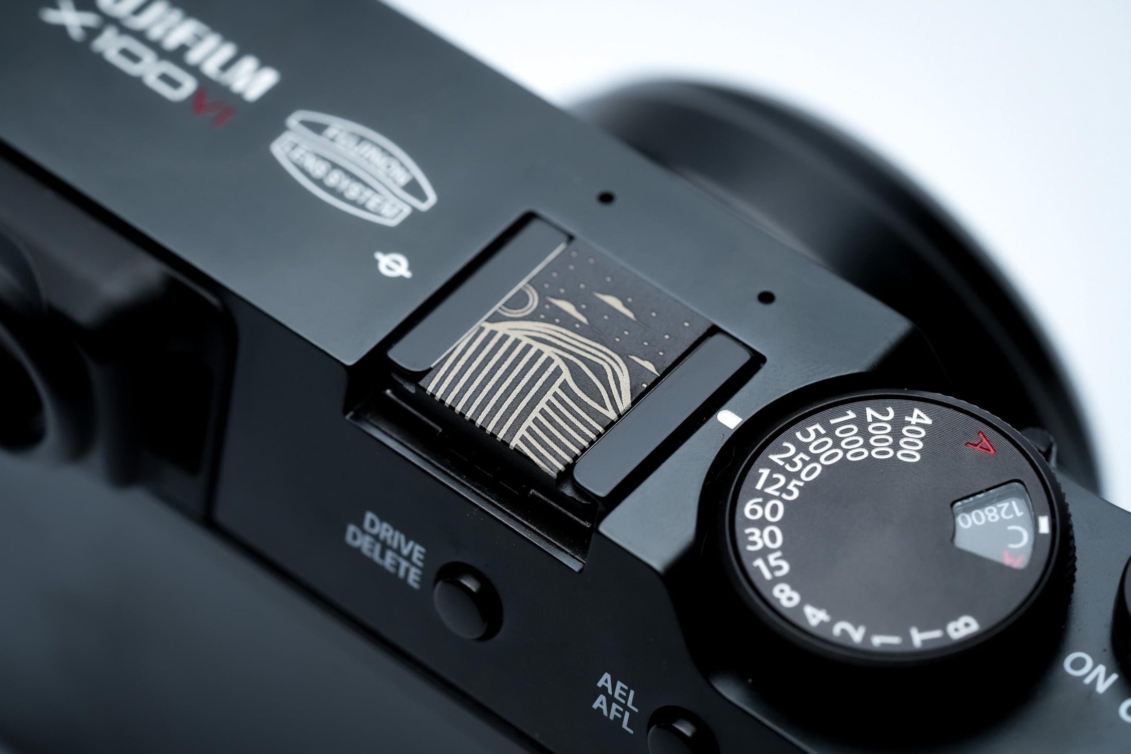 Hotshoe cover landschap in lijnstijl – zwart aluminium camera accessoire met line-art gravure – voor Fujifilm X100VI, Sony, Canon, Minolta