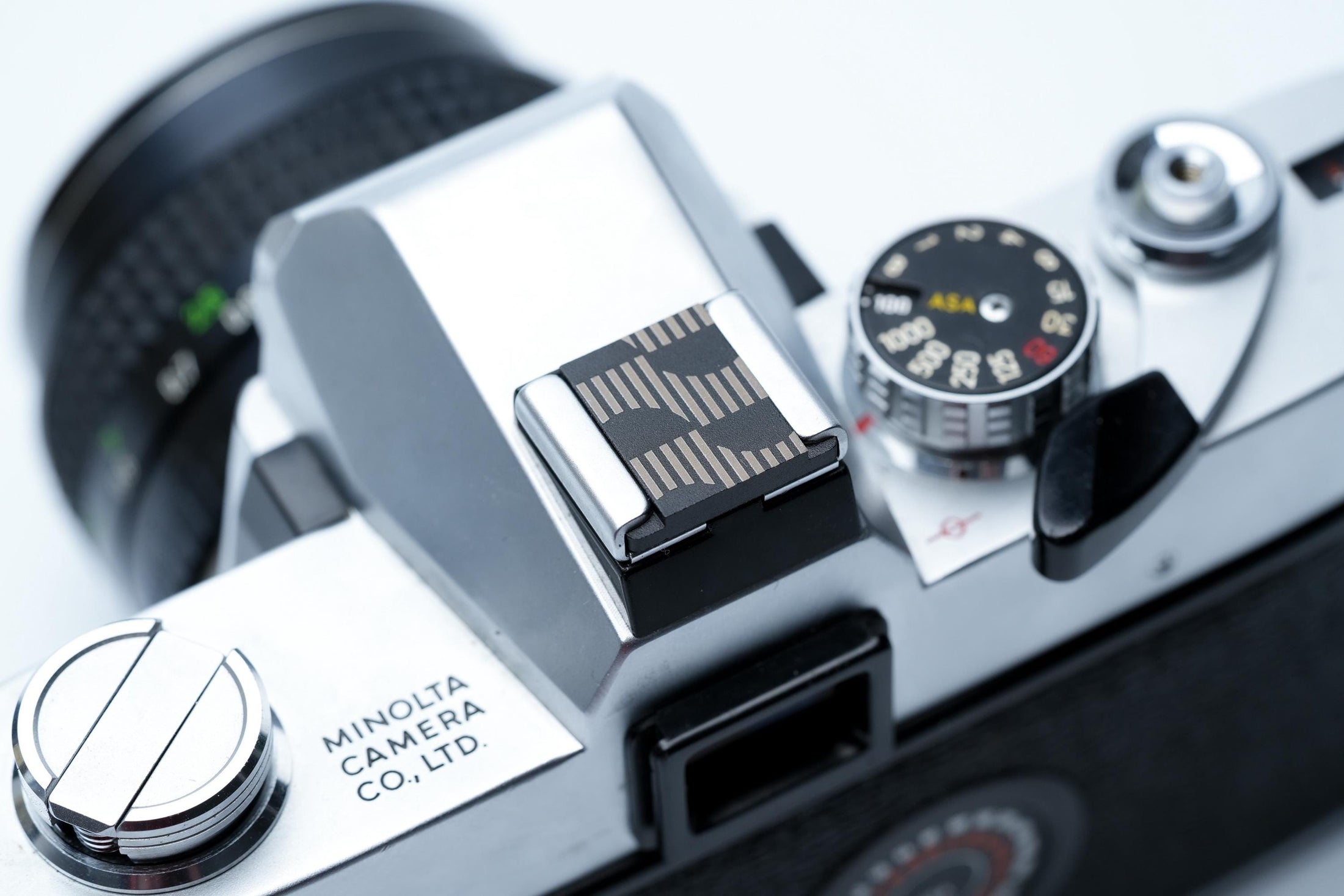 Bauhaus flitsschoendeksel – gelaserd aluminium – zwart gecoat – geometrisch design met lijnen en cirkels