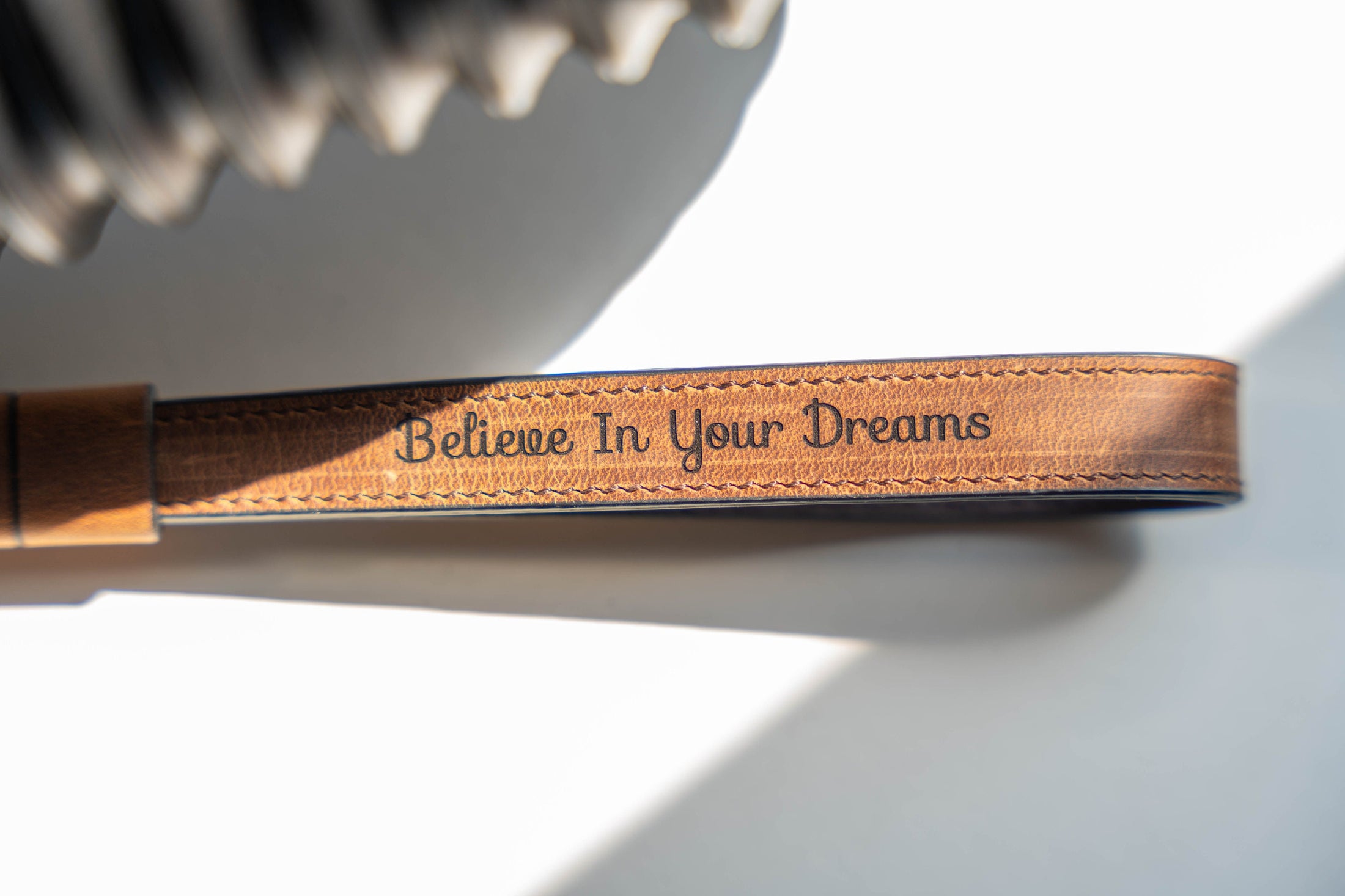 Gepersonaliseerde leren camera polsband - perfect voor veiligheid en stijlvolle fotografie