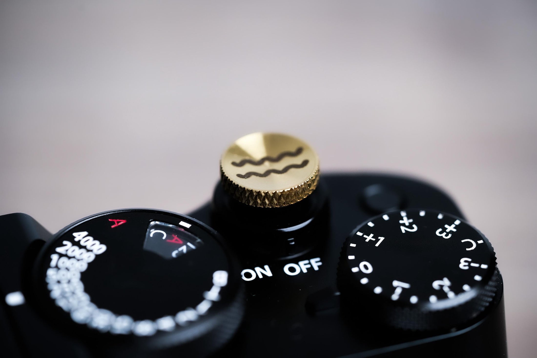 Ontspanknop sterrenbeeld Waterman – Aquarius symbool – licht messing – gelaserd & handgemaakt