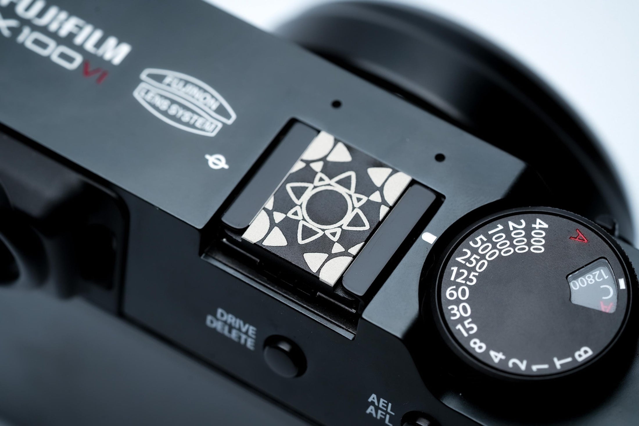 Hotshoe cover Hawaii zon – zwart aluminium sierkap – voor Fujifilm X100VI, analoge en digitale camera’s