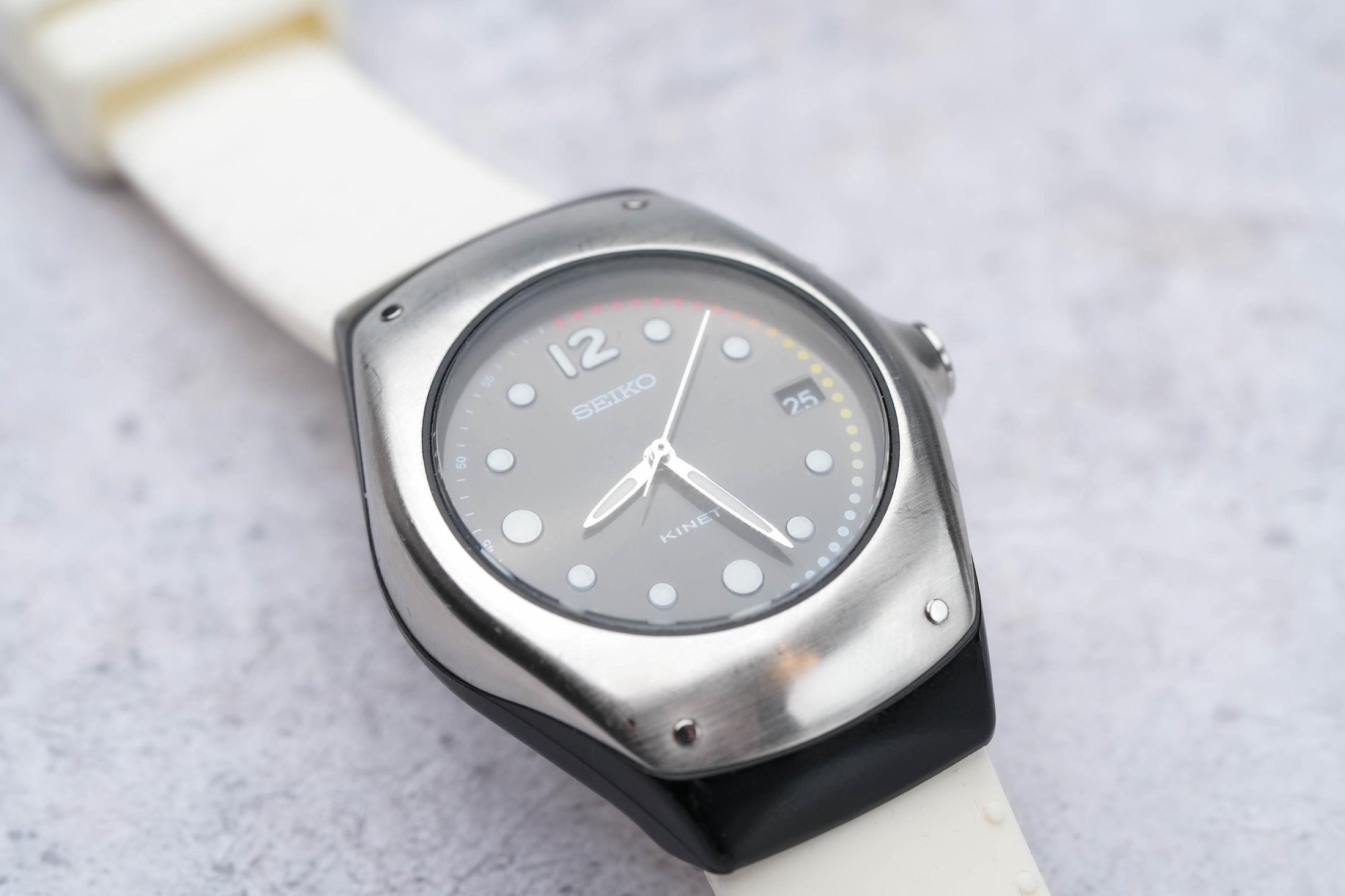 Seiko Kinetic 5M42-0E49 - Vintage Stijl met Witte Siliconen Band | Goed Werkend