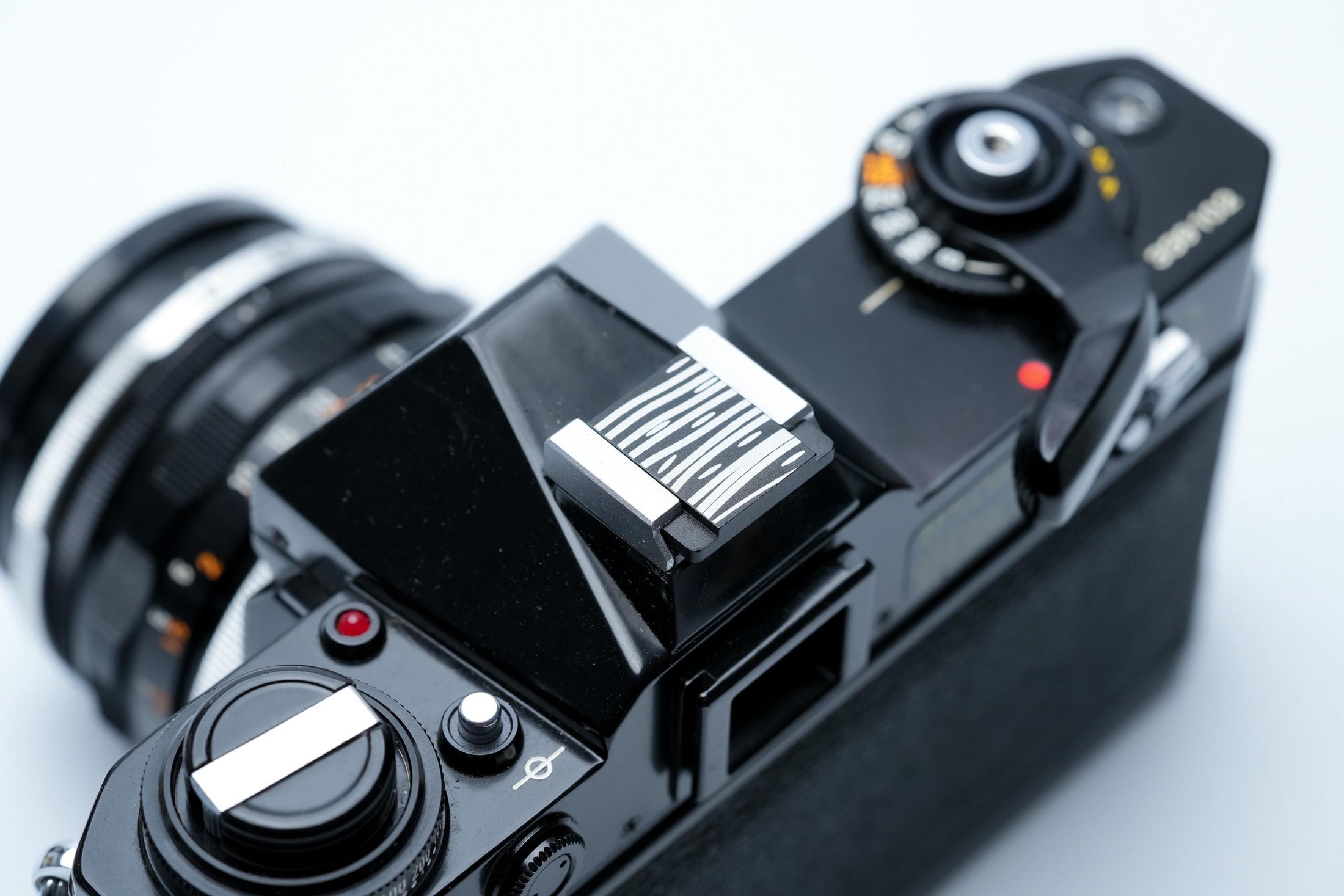 Abstracte flitsschoendeksel – gelaserd aluminium – zwart gecoat – standaard hotshoe