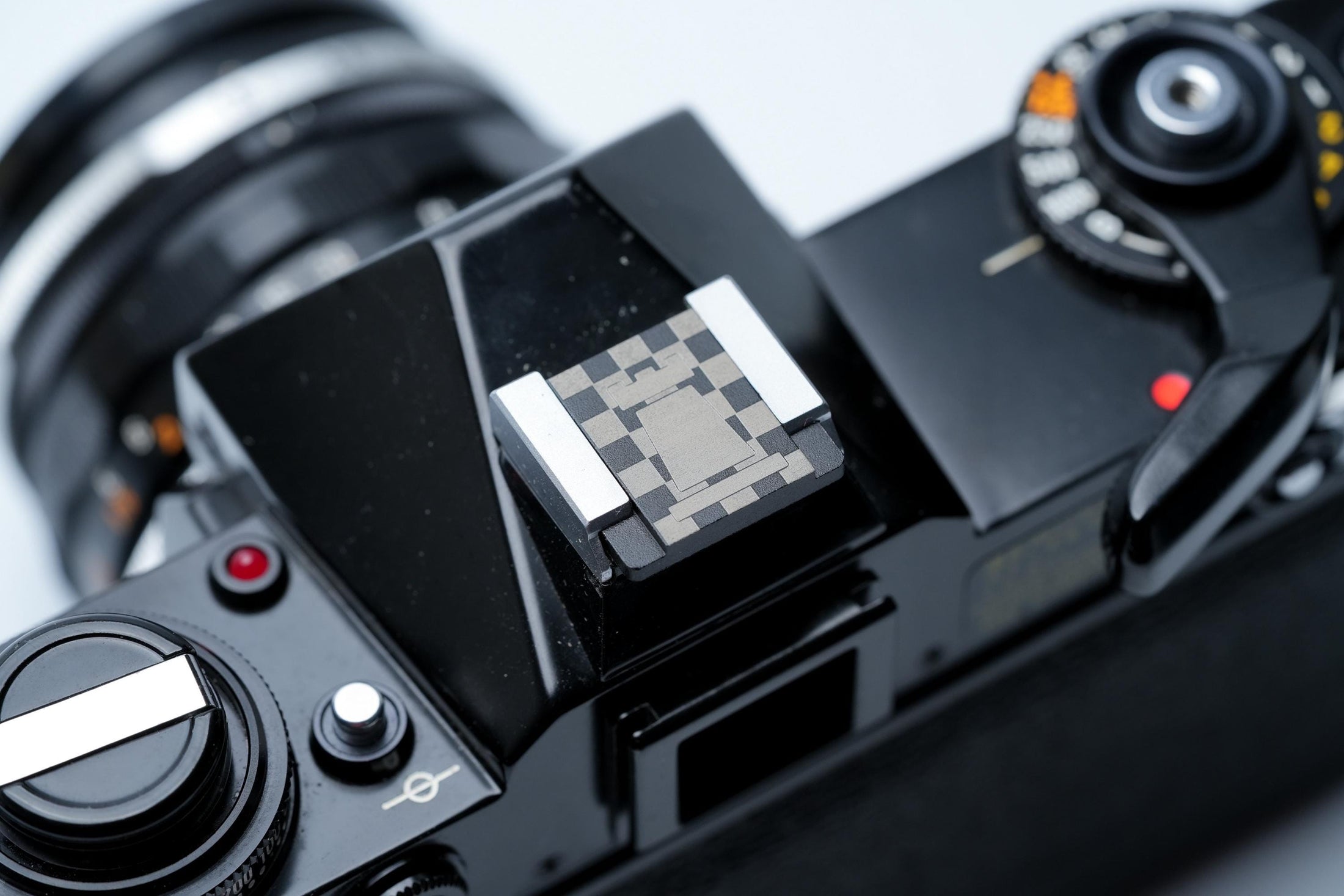 Schaak flitsschoendeksel – Bishop design – gelaserd aluminium – zwart gecoat – schaakbord patroon