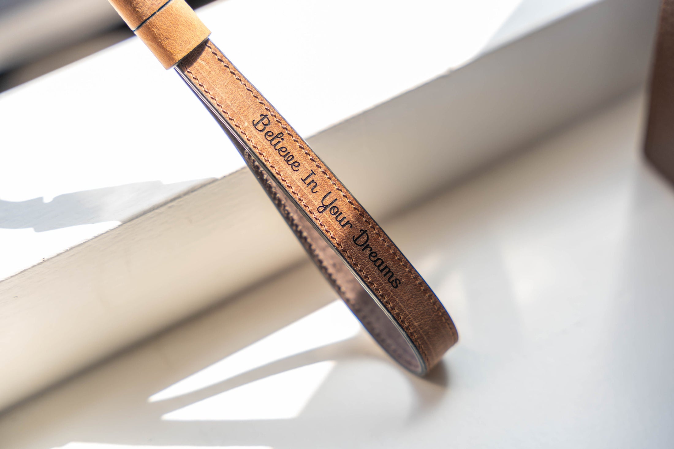 Gepersonaliseerde leren camera polsband - perfect voor veiligheid en stijlvolle fotografie