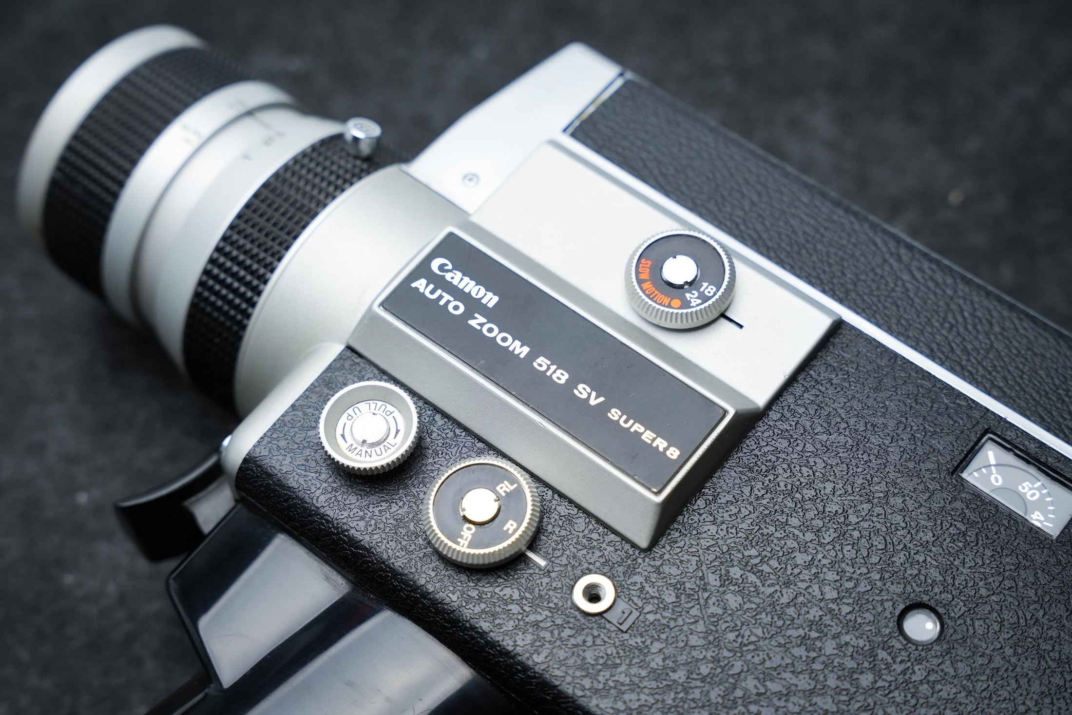 Canon Auto Zoom 518 SV Super 8 Camera uit 1971 – Zilver met zwart - ideaal voor filmkunstenaars, retrovideografen en verzamelaars