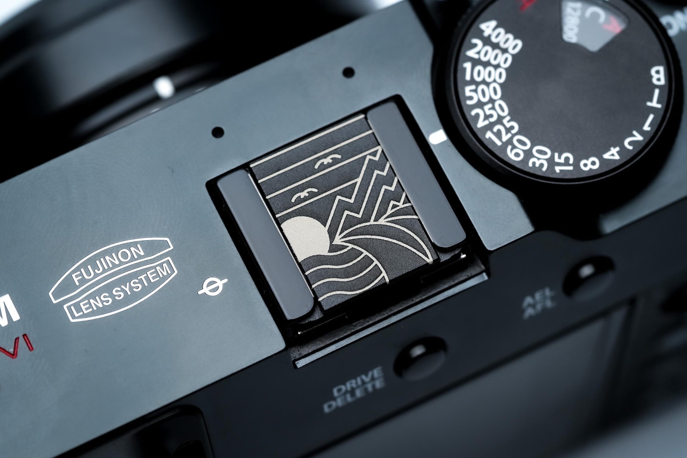 Hotshoe cover berglandschap – line art gravure in zwart aluminium – voor Fujifilm X100VI, Sony, Canon & analoge camera’s