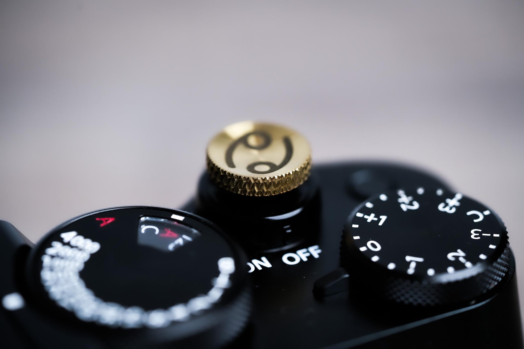 Ontspanknop sterrenbeeld Kreeft – Cancer symbool – licht messing – gelaserd & handgemaakt