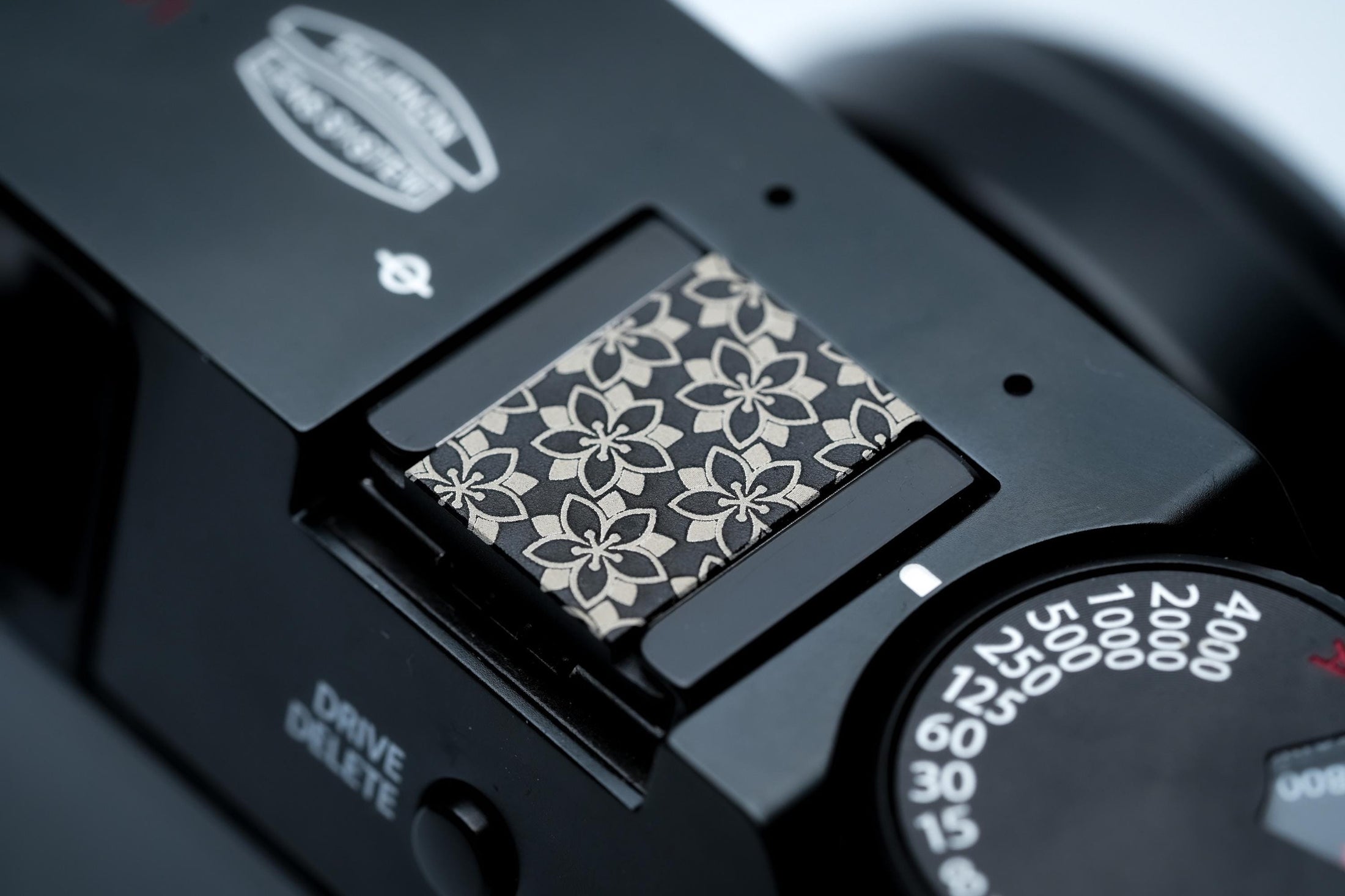 Hotshoe cover sakura bloemen – gegraveerd zwart aluminium – camera sierkap voor Fujifilm X100VI, Sony, Minolta en meer