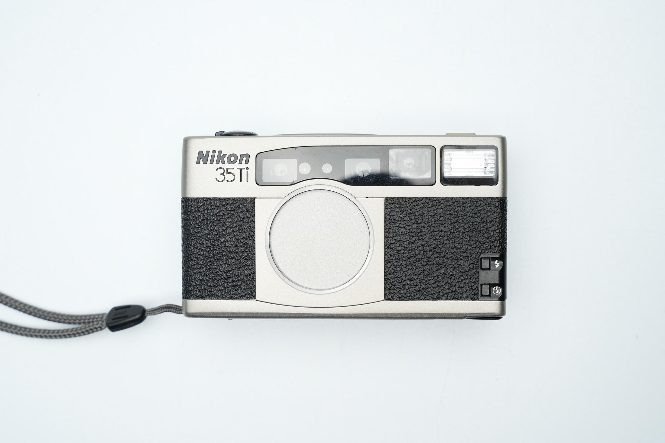 Nikon 35Ti – premium point-and-shoot camera – 1993 – titanium behuizing