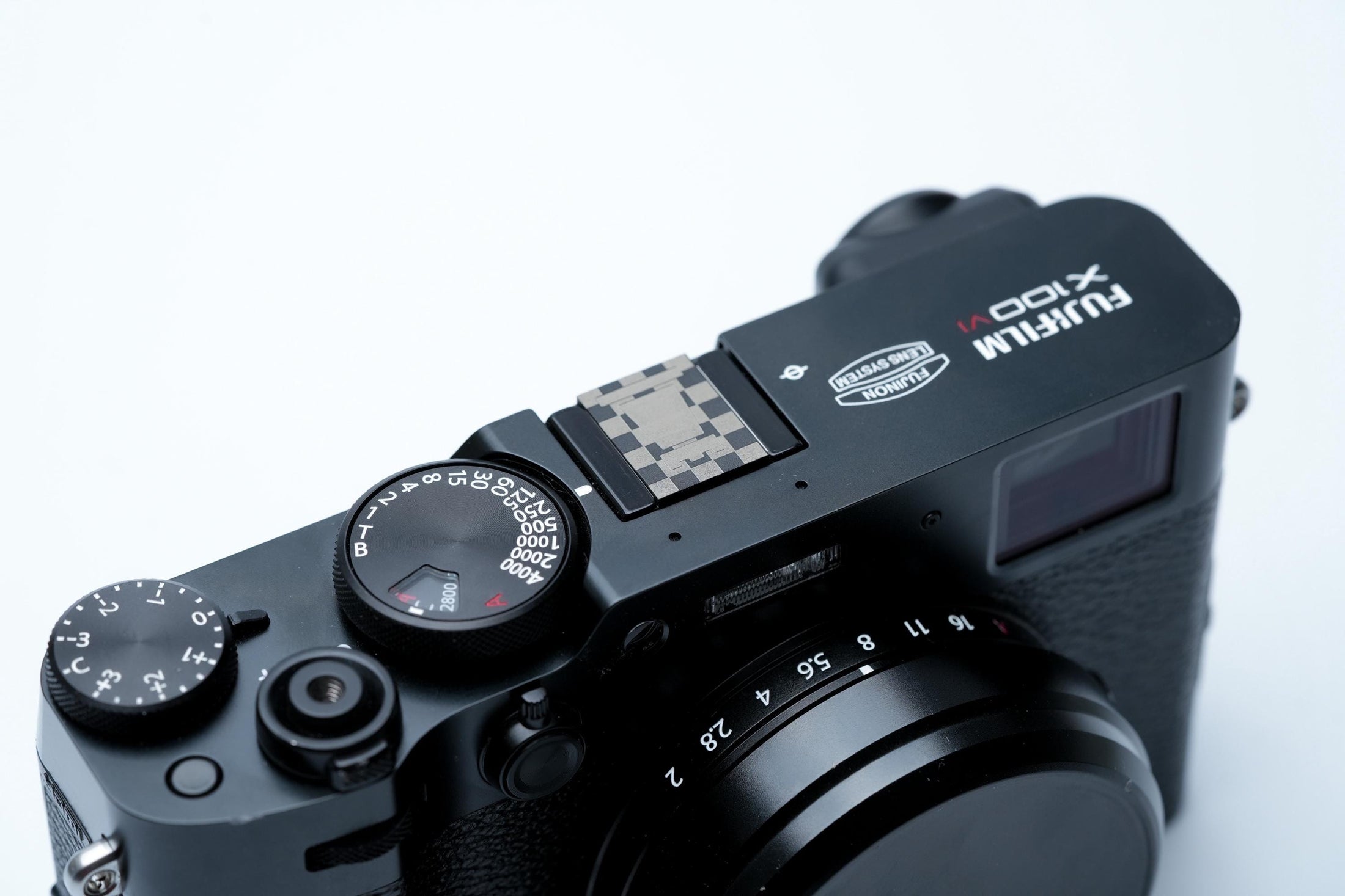 Schaak flitsschoendeksel – Bishop design – gelaserd aluminium – zwart gecoat – schaakbord patroon