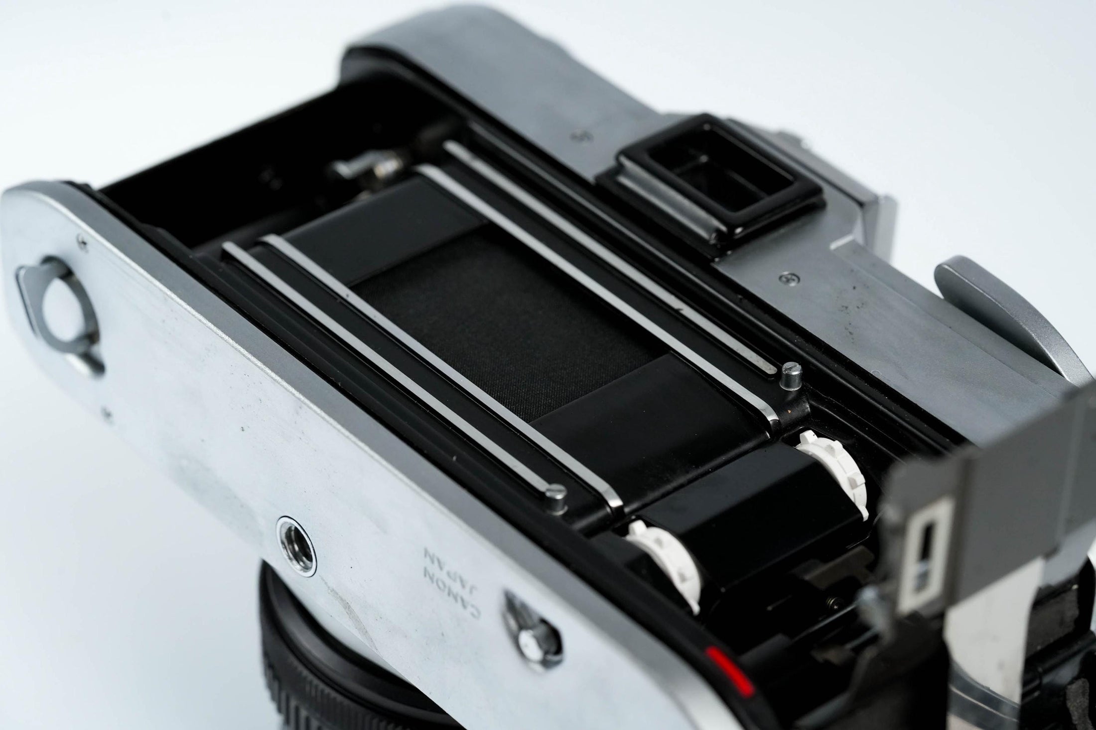 Canon FT QL + Tokina RMC 28mm f/2.8 – Volledig werkend + gratis 35mm film