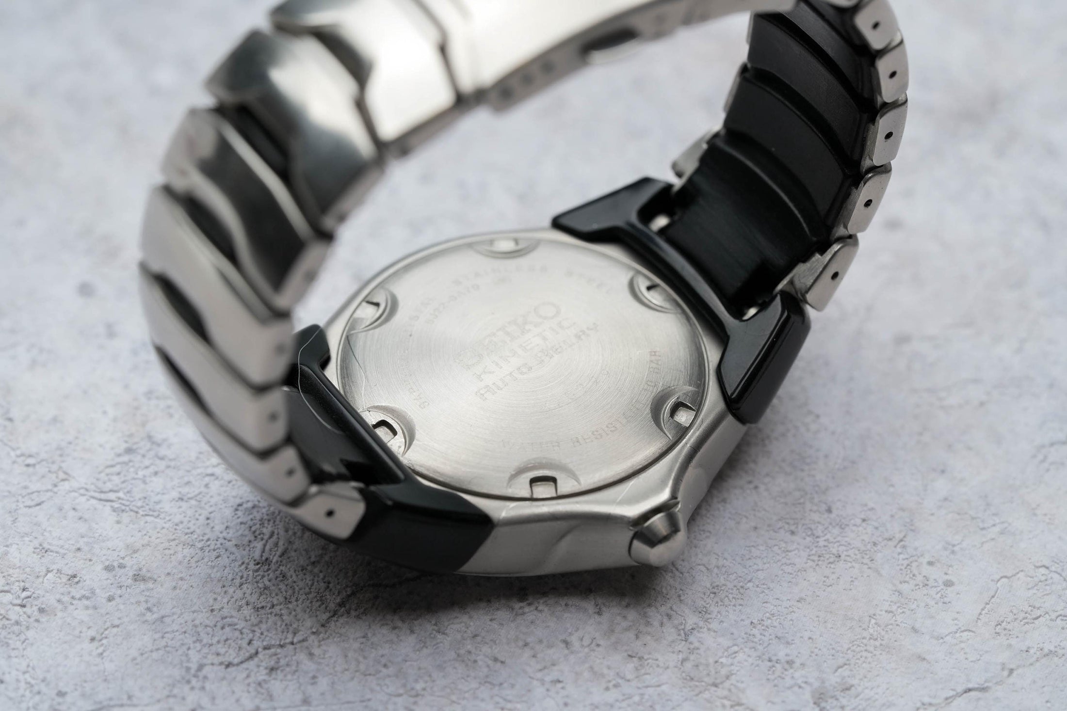 Seiko 5J22-0A70 – Innovatief Kinetic Auto Relay-horloge met Futuristisch Design by Unseend