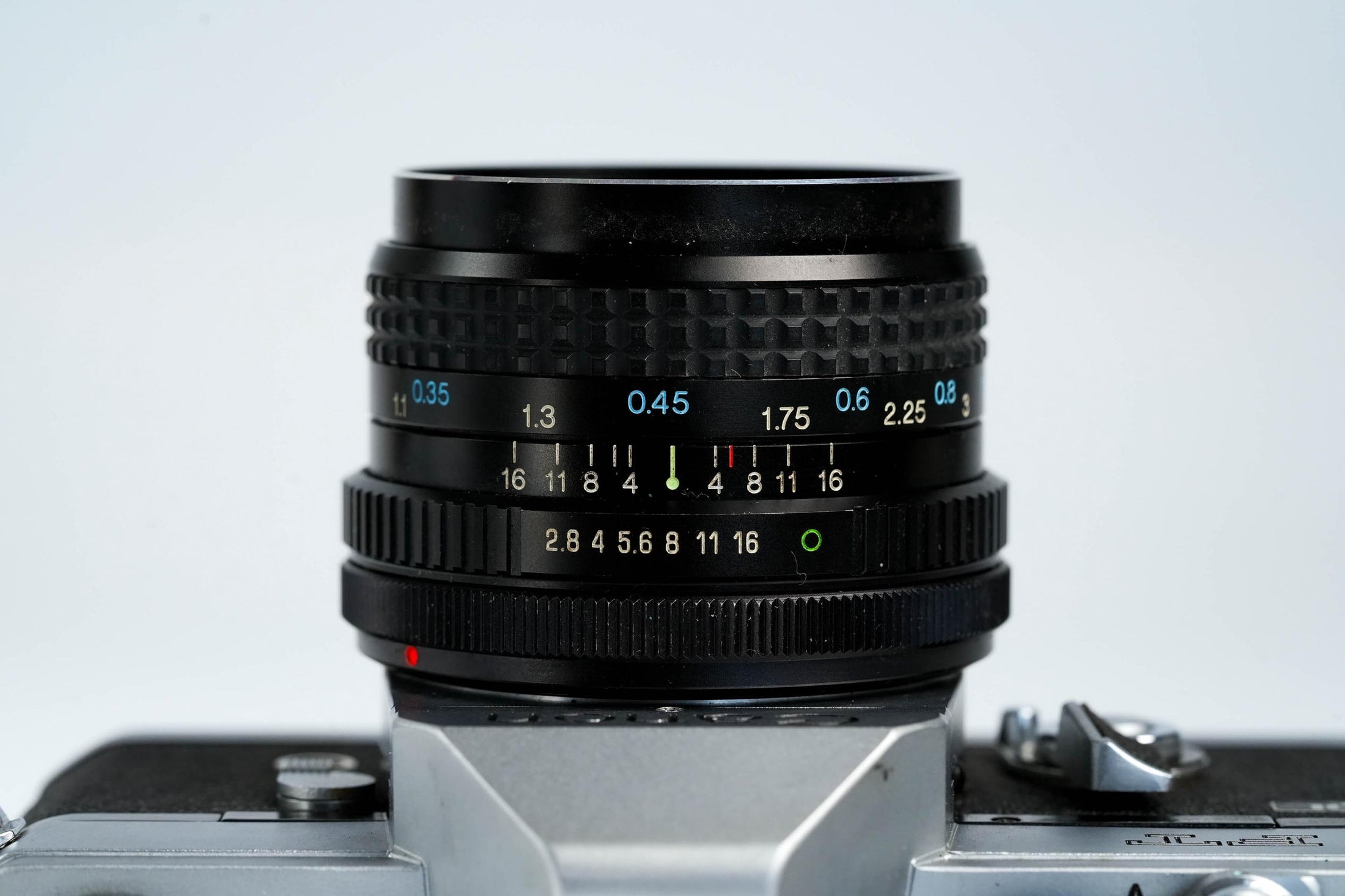 Canon FT QL + Tokina RMC 28mm f/2.8 – Volledig werkend + gratis 35mm film