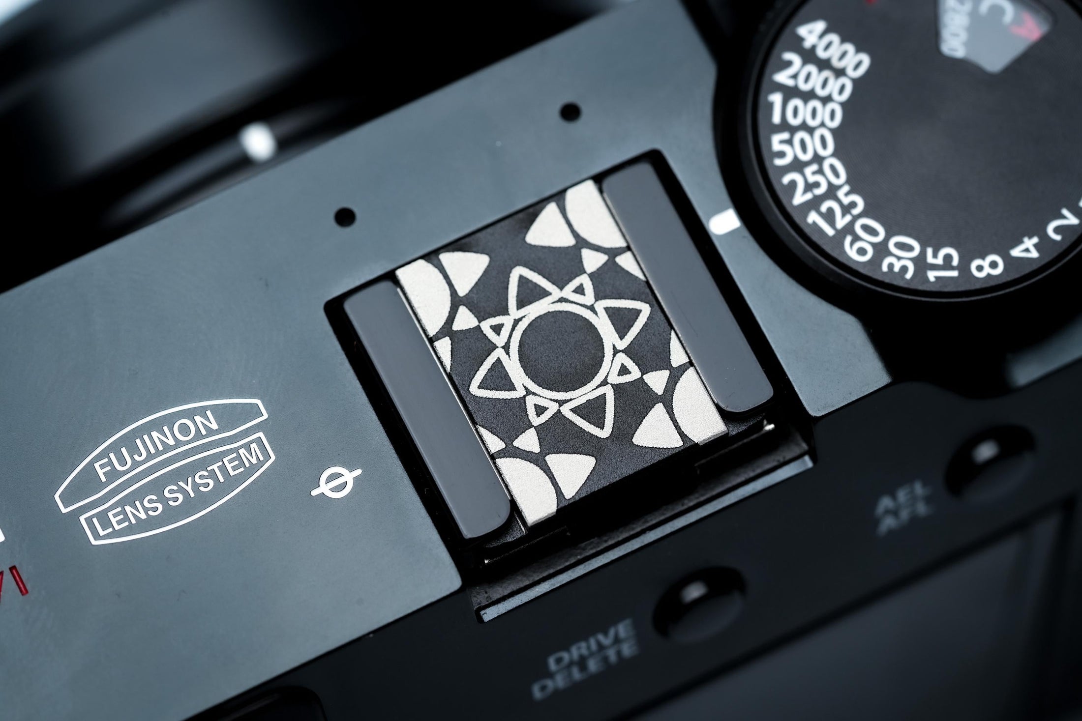 Hotshoe cover Hawaii zon – zwart aluminium sierkap – voor Fujifilm X100VI, analoge en digitale camera’s